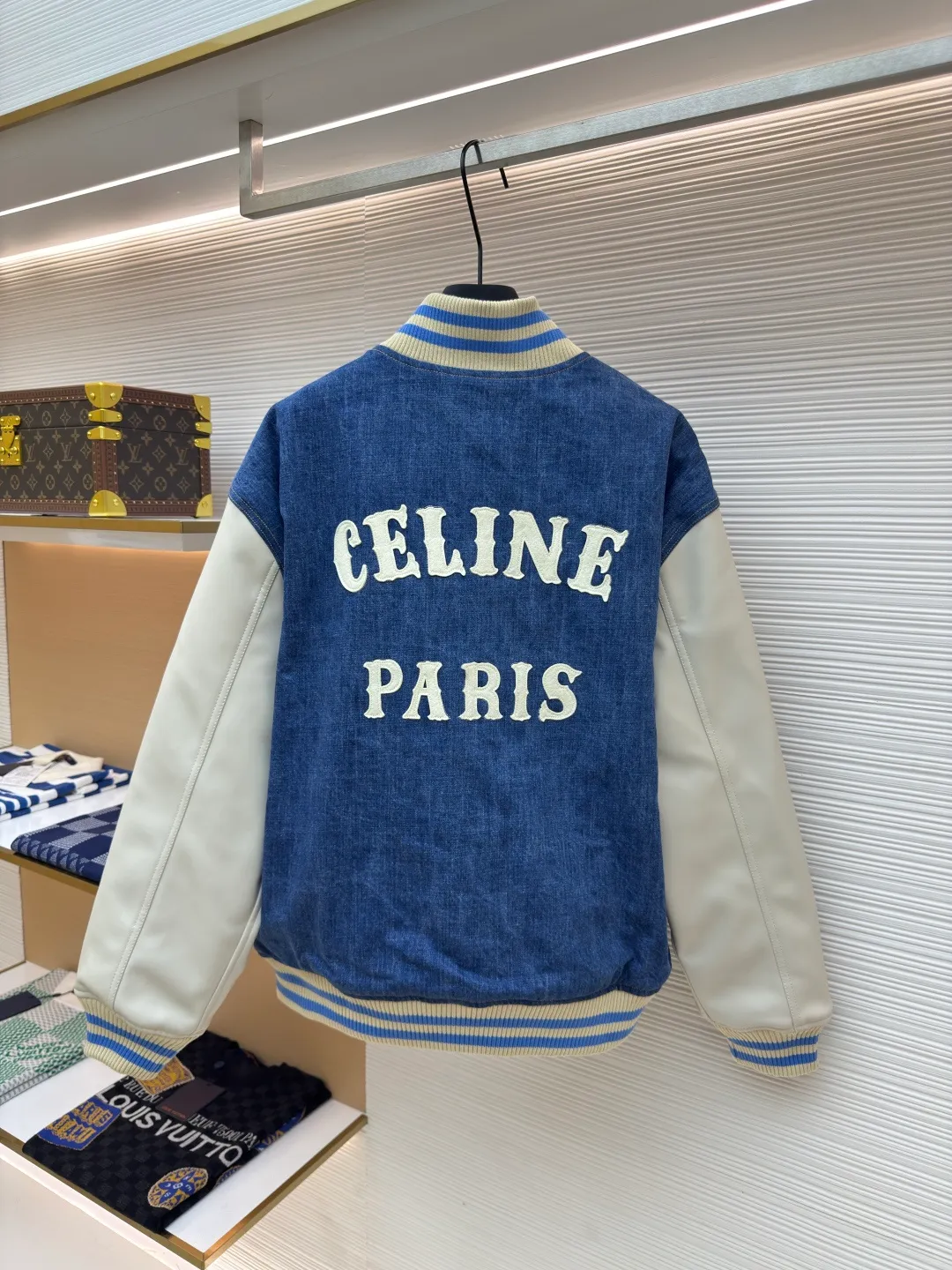 Celine washed denim baseball jacket ●Authentic product: purchased and developed by 11449 ●Item number: 1680070-B90 ●Fabric: washed denim fabric ●Technology: made on positioning cutting machine ●Version: fitted version ●Weight: about 1350 grams ●Size: S-M-L-XL ●Description: Washed denim loose baseball exclusive high version! The loose-fitting baseball uniform with a neutral style is very good-looking for taking photos and so on. It is just right wide and can be worn with basics underneath. It is simple and casual. It is very practical for daily wear. It is really good-looking and versatile! The overall wiring is straight and delicate, the fabric is comfortable and soft, and the color is consistent without color difference. It can be matched with the same style to create a fashionable look and control various occasions. Customized accessories, complete with three standards, same style for men and women!