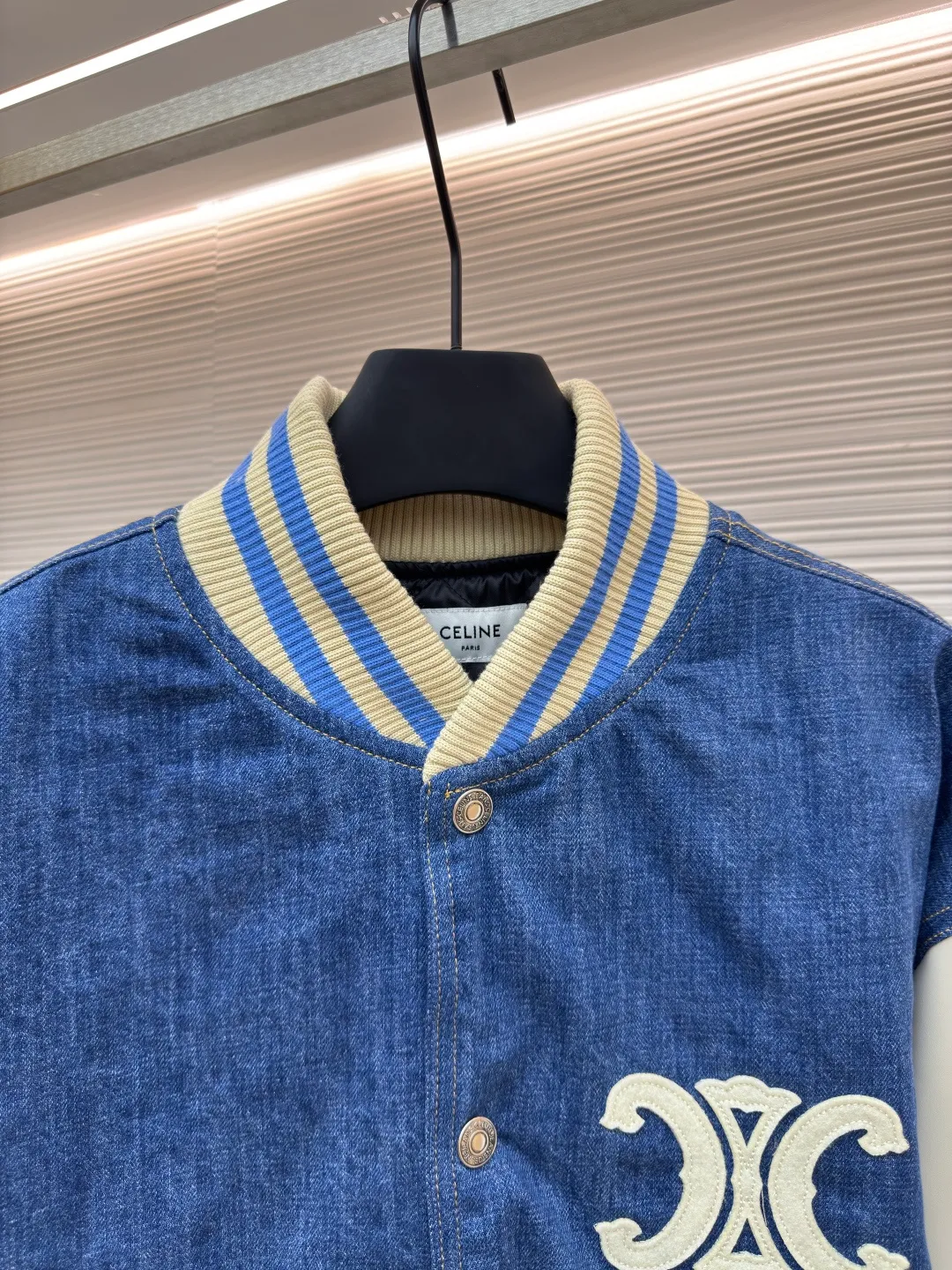 Celine washed denim baseball jacket ●Authentic product: purchased and developed by 11449 ●Item number: 1680070-B90 ●Fabric: washed denim fabric ●Technology: made on positioning cutting machine ●Version: fitted version ●Weight: about 1350 grams ●Size: S-M-L-XL ●Description: Washed denim loose baseball exclusive high version! The loose-fitting baseball uniform with a neutral style is very good-looking for taking photos and so on. It is just right wide and can be worn with basics underneath. It is simple and casual. It is very practical for daily wear. It is really good-looking and versatile! The overall wiring is straight and delicate, the fabric is comfortable and soft, and the color is consistent without color difference. It can be matched with the same style to create a fashionable look and control various occasions. Customized accessories, complete with three standards, same style for men and women!