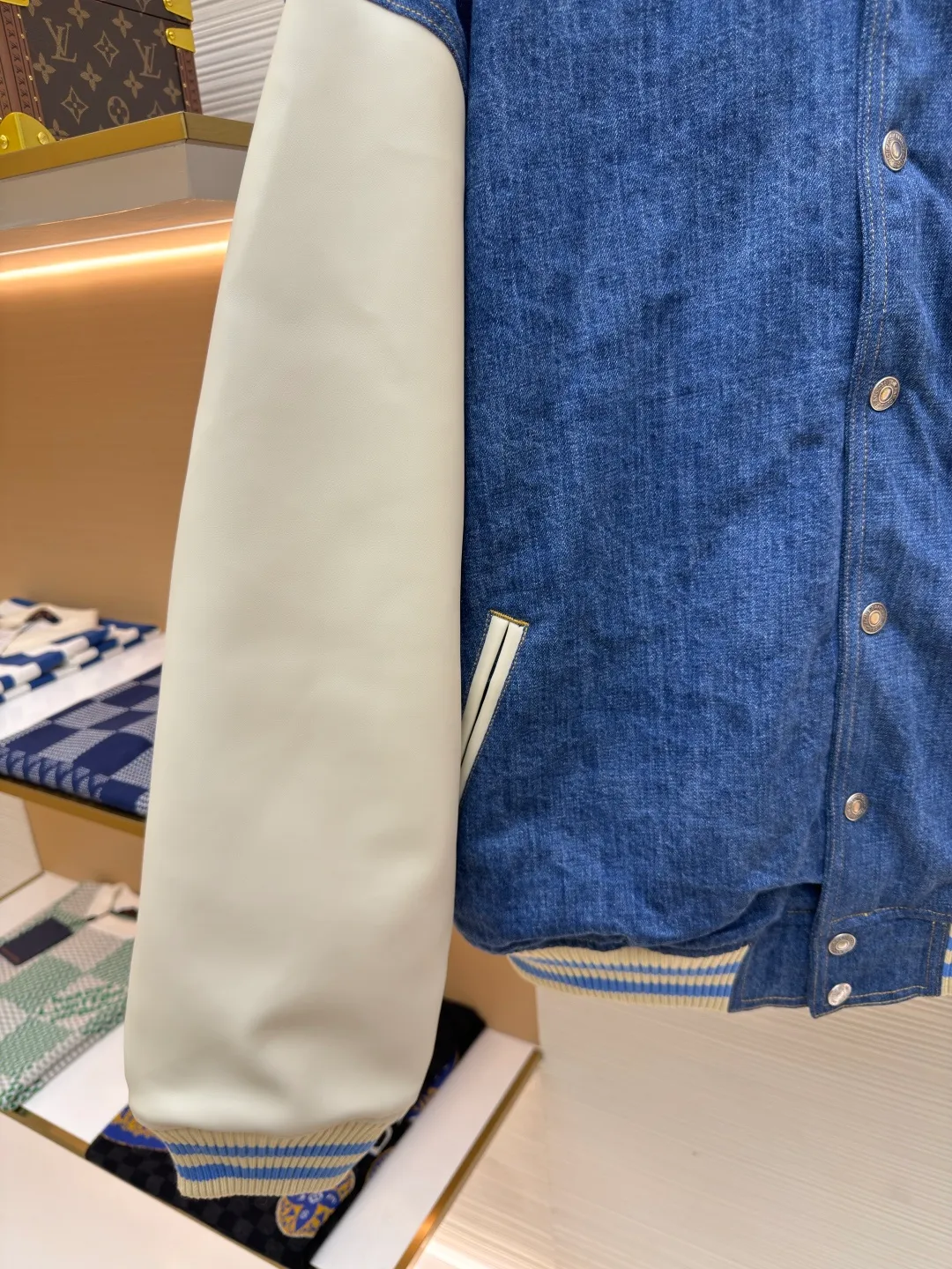 Celine washed denim baseball jacket ●Authentic product: purchased and developed by 11449 ●Item number: 1680070-B90 ●Fabric: washed denim fabric ●Technology: made on positioning cutting machine ●Version: fitted version ●Weight: about 1350 grams ●Size: S-M-L-XL ●Description: Washed denim loose baseball exclusive high version! The loose-fitting baseball uniform with a neutral style is very good-looking for taking photos and so on. It is just right wide and can be worn with basics underneath. It is simple and casual. It is very practical for daily wear. It is really good-looking and versatile! The overall wiring is straight and delicate, the fabric is comfortable and soft, and the color is consistent without color difference. It can be matched with the same style to create a fashionable look and control various occasions. Customized accessories, complete with three standards, same style for men and women!