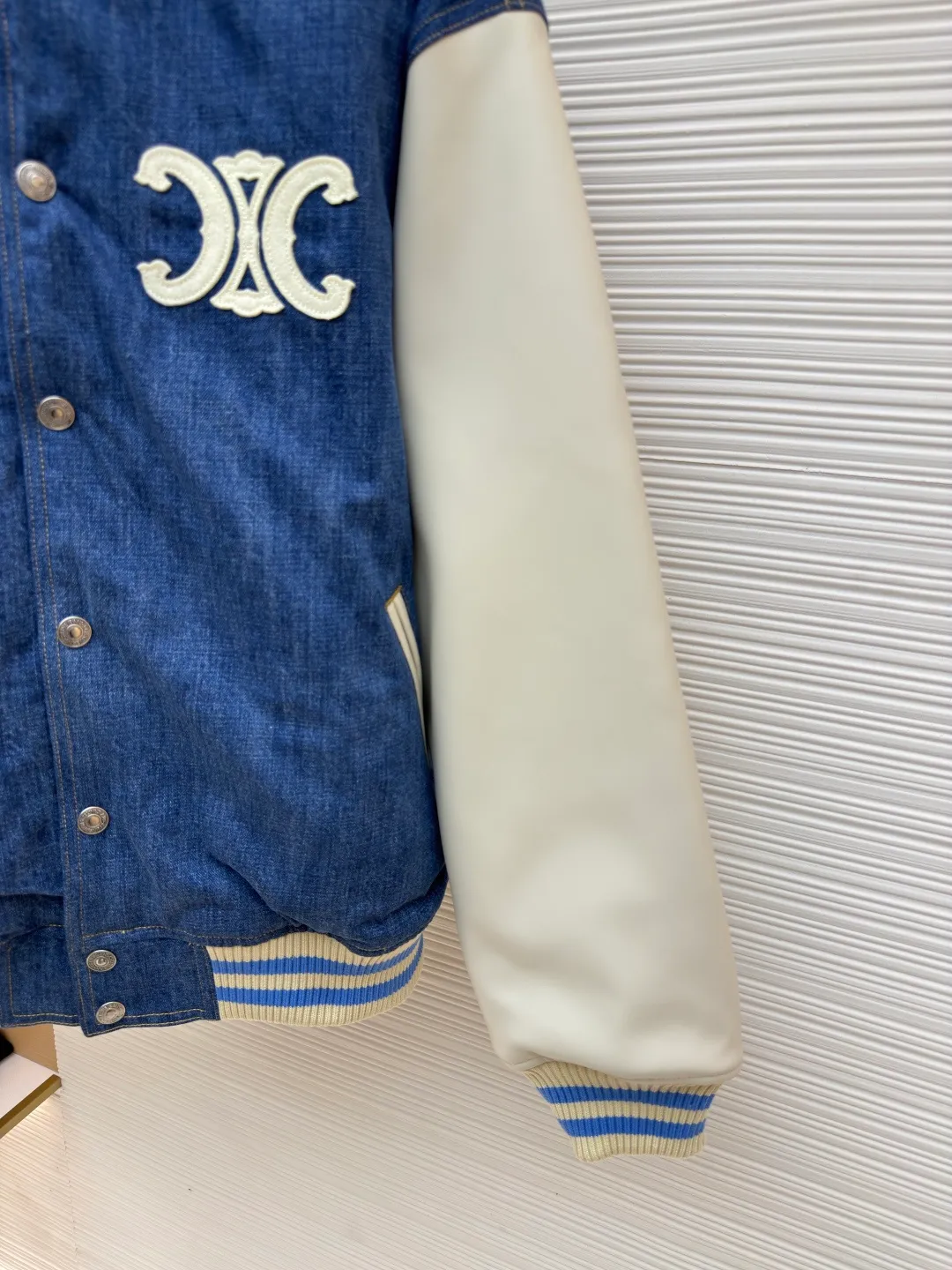 Celine washed denim baseball jacket ●Authentic product: purchased and developed by 11449 ●Item number: 1680070-B90 ●Fabric: washed denim fabric ●Technology: made on positioning cutting machine ●Version: fitted version ●Weight: about 1350 grams ●Size: S-M-L-XL ●Description: Washed denim loose baseball exclusive high version! The loose-fitting baseball uniform with a neutral style is very good-looking for taking photos and so on. It is just right wide and can be worn with basics underneath. It is simple and casual. It is very practical for daily wear. It is really good-looking and versatile! The overall wiring is straight and delicate, the fabric is comfortable and soft, and the color is consistent without color difference. It can be matched with the same style to create a fashionable look and control various occasions. Customized accessories, complete with three standards, same style for men and women!