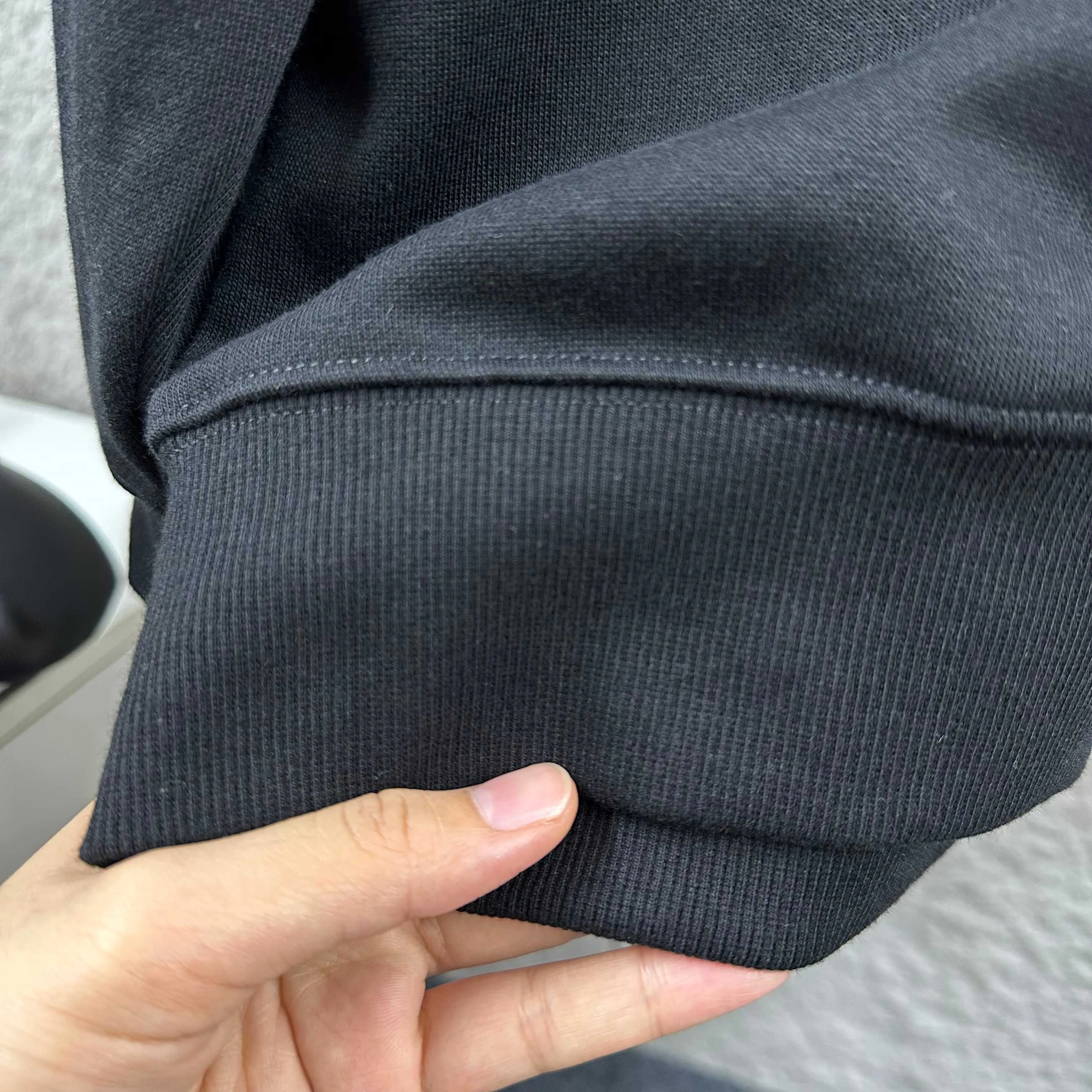 🅿️250 Celi*ne Celin Celin 2025 early autumn and winter new style Three-dimensional flocking process personalized logo Customized terry fabric Long-sleeved round neck sweatshirt Uniform style for men and women Size: S (90-130 catties) M (120-150 catties) L (140-165 catties) XL (160-180 catties) XXL (180-210 pounds) Color: black white