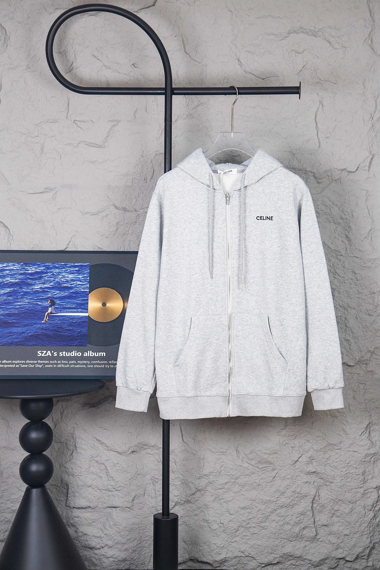🅿️260 model number: M260 CELINE/Celine basic letter zipper hooded sweatshirt. Different from the Balenciaga style, CE brand fabrics do not pursue weight and thickness. This is a jacket for the spring and summer of 23, so the weight of the fabric will be relatively low, and the upper body will not feel very hot. It is more suitable for the current season. The classic CE printed logo on the chest, the overall fashion is loose, clean and fashionable, and the zipper hanging bell has the same letter LOGO laser as always. Size: S-xl