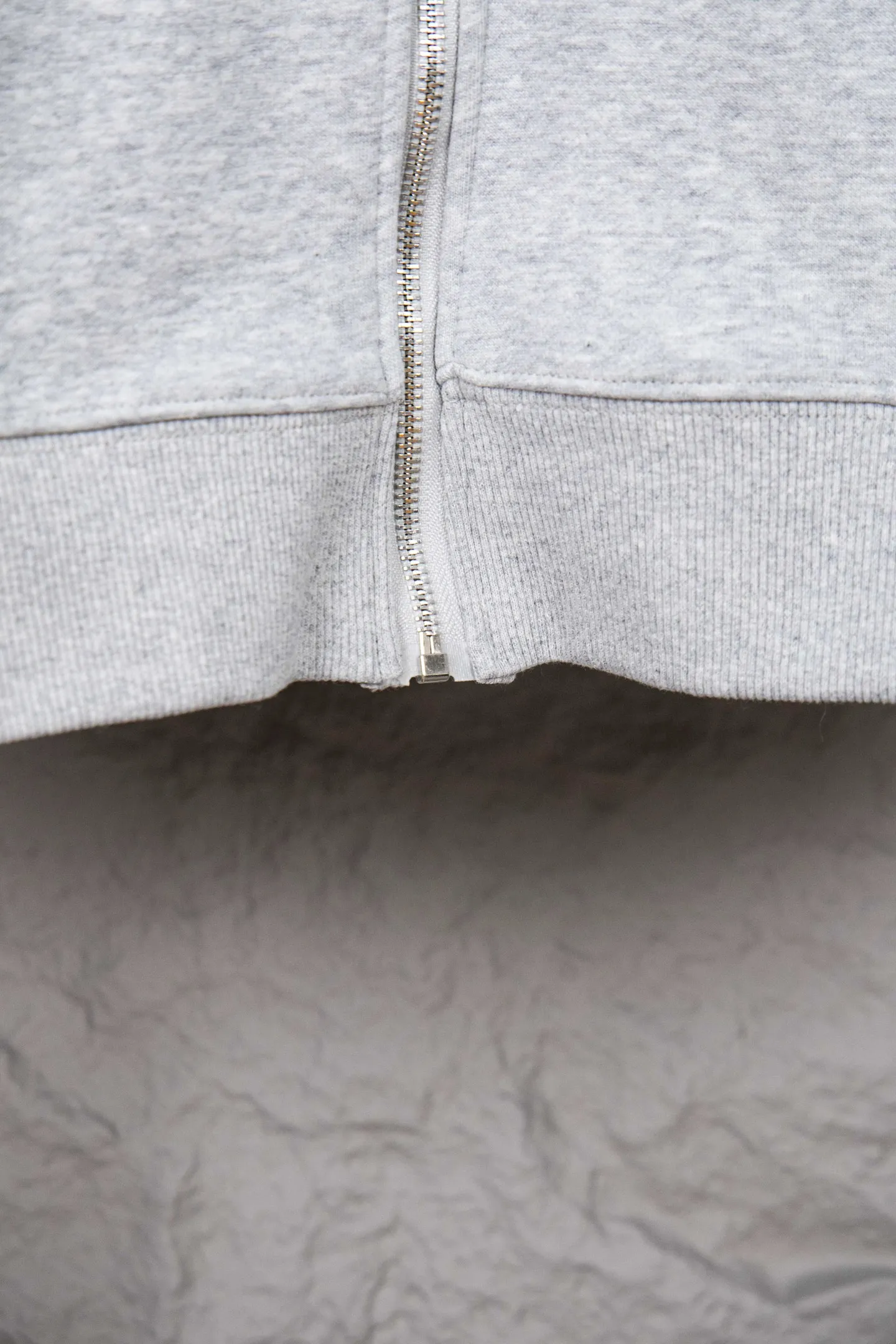 🅿️260 model number: M260 CELINE/Celine basic letter zipper hooded sweatshirt. Different from the Balenciaga style, CE brand fabrics do not pursue weight and thickness. This is a jacket for the spring and summer of 23, so the weight of the fabric will be relatively low, and the upper body will not feel very hot. It is more suitable for the current season. The classic CE printed logo on the chest, the overall fashion is loose, clean and fashionable, and the zipper hanging bell has the same letter LOGO laser as always. Size: S-xl