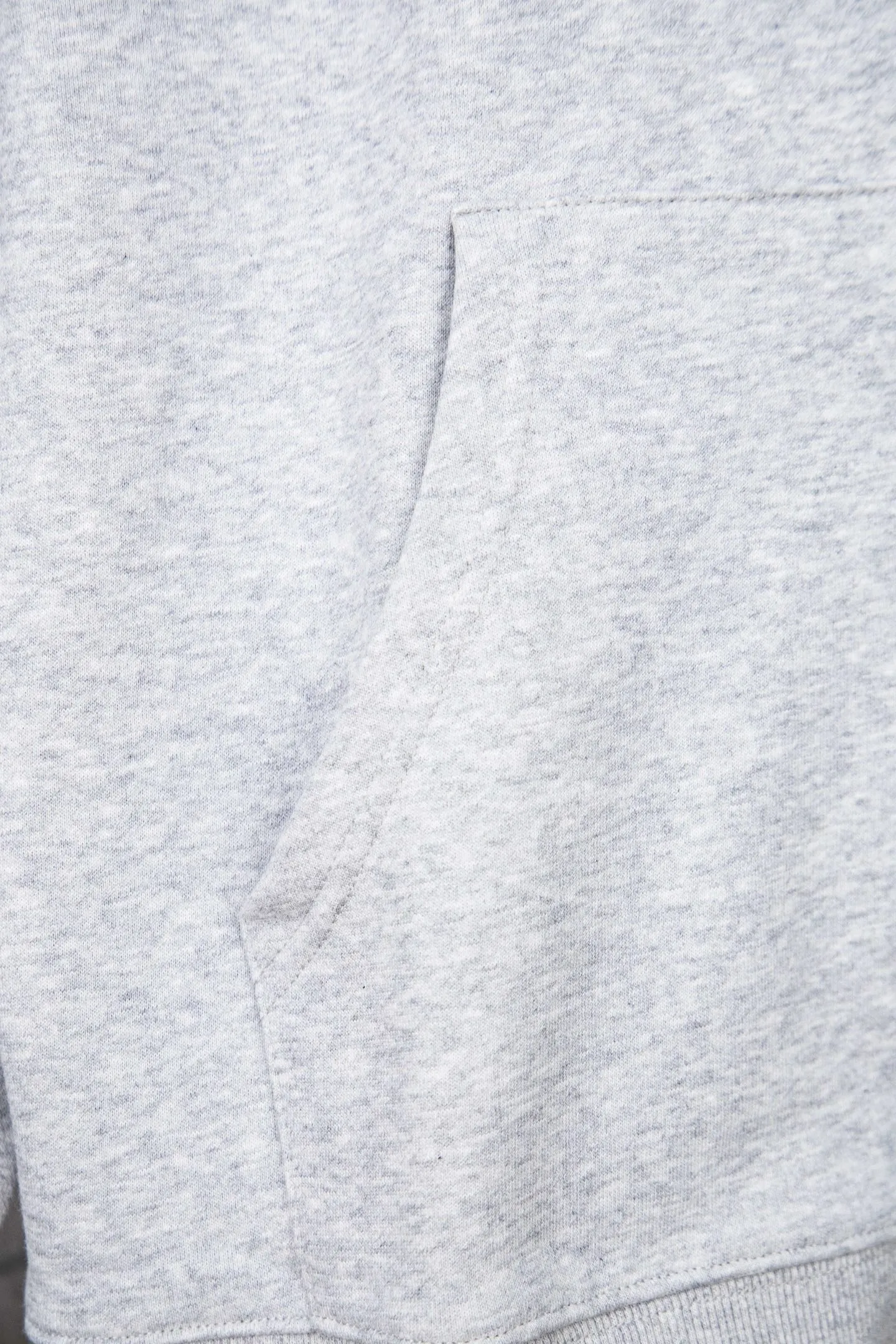 🅿️260 model number: M260 CELINE/Celine basic letter zipper hooded sweatshirt. Different from the Balenciaga style, CE brand fabrics do not pursue weight and thickness. This is a jacket for the spring and summer of 23, so the weight of the fabric will be relatively low, and the upper body will not feel very hot. It is more suitable for the current season. The classic CE printed logo on the chest, the overall fashion is loose, clean and fashionable, and the zipper hanging bell has the same letter LOGO laser as always. Size: S-xl