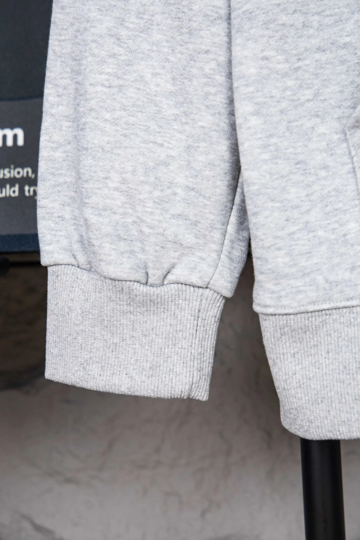🅿️260 model number: M260 CELINE/Celine basic letter zipper hooded sweatshirt. Different from the Balenciaga style, CE brand fabrics do not pursue weight and thickness. This is a jacket for the spring and summer of 23, so the weight of the fabric will be relatively low, and the upper body will not feel very hot. It is more suitable for the current season. The classic CE printed logo on the chest, the overall fashion is loose, clean and fashionable, and the zipper hanging bell has the same letter LOGO laser as always. Size: S-xl