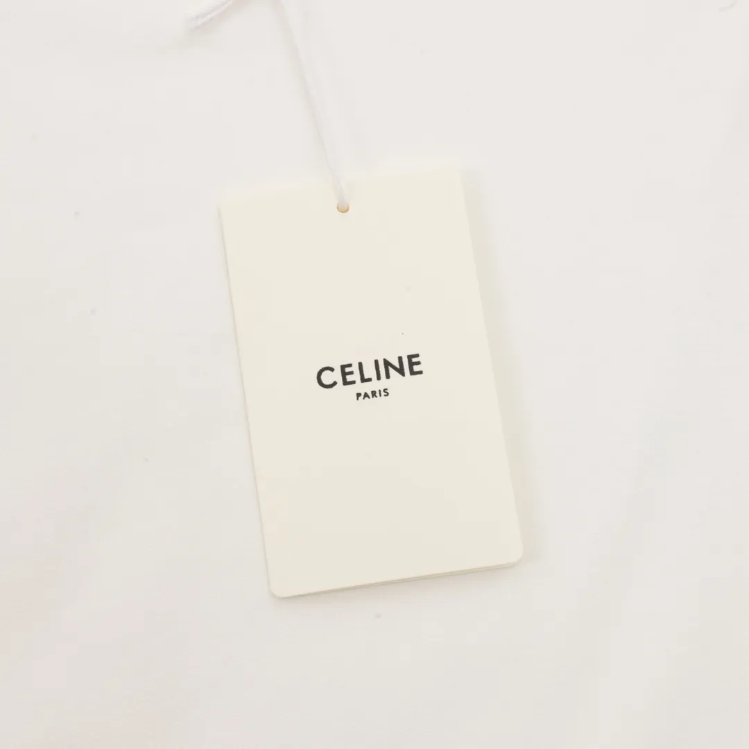 🅿️250 Celine letter logo short-sleeved T-shirt, complete with three labels, made of high-end Salona fabric, imported printed pattern on the front, very comfortable to the touch, OS drop shoulder version, fashionable and personalized, super versatile! The threaded neckline is not loose, the color is fixed at high temperature, and the through-shoulder strapping process is used. Unisex Size: XS-L