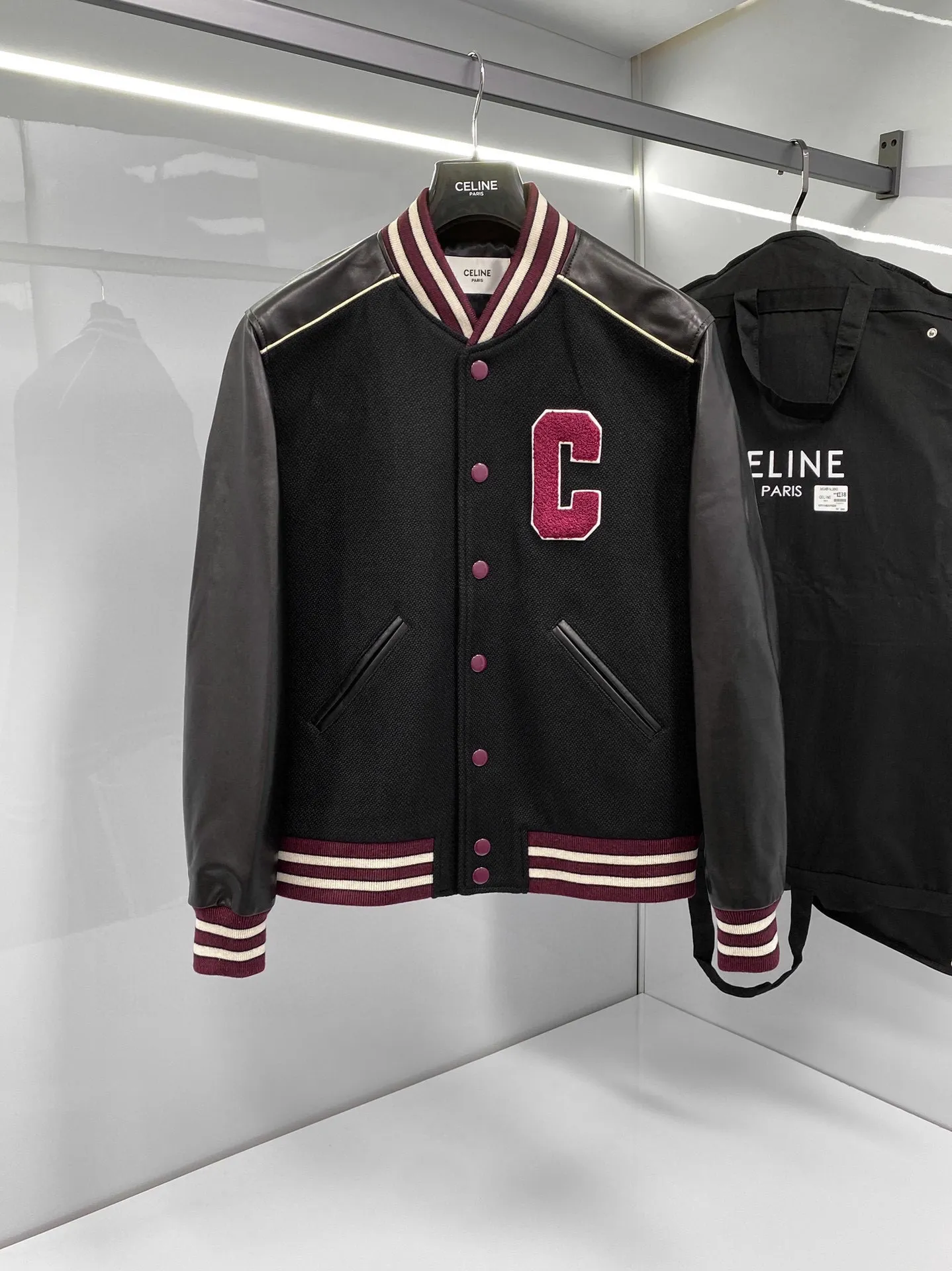 🅿️2360 available from stock! Celine quality changes life; a good jacket can make people easily show their confident style in both dressing and visual sense, universal fashion style, classic baseball uniform, custom-made three-dimensional Arc de Triomphe embroidery on the chest, full of velvet feel, contrasting ribbed baseball collar splicing design, fashionable, age-reducing and youthful ~ a style that both men and women can control! High weight; 100% cashmere Lining: 100% viscose fiber TRIOMPHE patch Loose fit coat collar 2 suit bags Two-tone ribbed trim Dropped shoulders 7 TRIOMPHE snaps Made in Italy Style number: 2021024