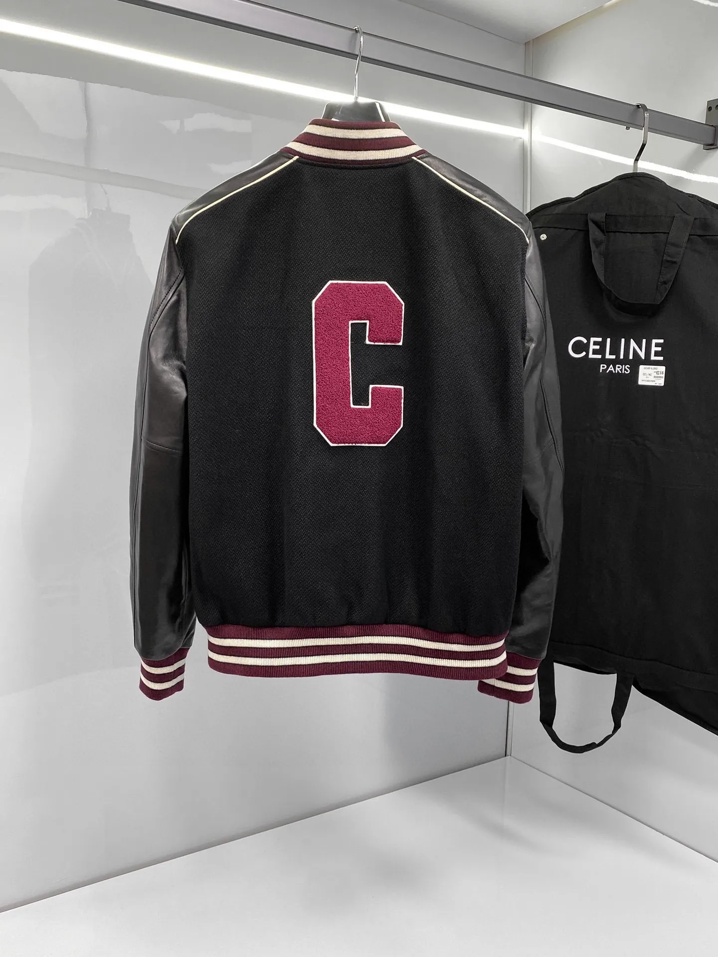 🅿️2360 available from stock! Celine quality changes life; a good jacket can make people easily show their confident style in both dressing and visual sense, universal fashion style, classic baseball uniform, custom-made three-dimensional Arc de Triomphe embroidery on the chest, full of velvet feel, contrasting ribbed baseball collar splicing design, fashionable, age-reducing and youthful ~ a style that both men and women can control! High weight; 100% cashmere Lining: 100% viscose fiber TRIOMPHE patch Loose fit coat collar 2 suit bags Two-tone ribbed trim Dropped shoulders 7 TRIOMPHE snaps Made in Italy Style number: 2021024