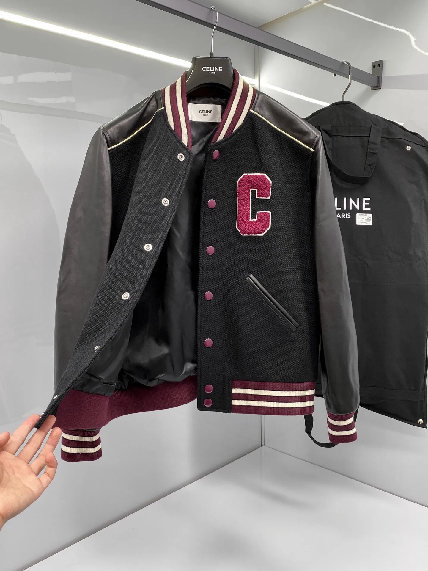 🅿️2360 available from stock! Celine quality changes life; a good jacket can make people easily show their confident style in both dressing and visual sense, universal fashion style, classic baseball uniform, custom-made three-dimensional Arc de Triomphe embroidery on the chest, full of velvet feel, contrasting ribbed baseball collar splicing design, fashionable, age-reducing and youthful ~ a style that both men and women can control! High weight; 100% cashmere Lining: 100% viscose fiber TRIOMPHE patch Loose fit coat collar 2 suit bags Two-tone ribbed trim Dropped shoulders 7 TRIOMPHE snaps Made in Italy Style number: 2021024
