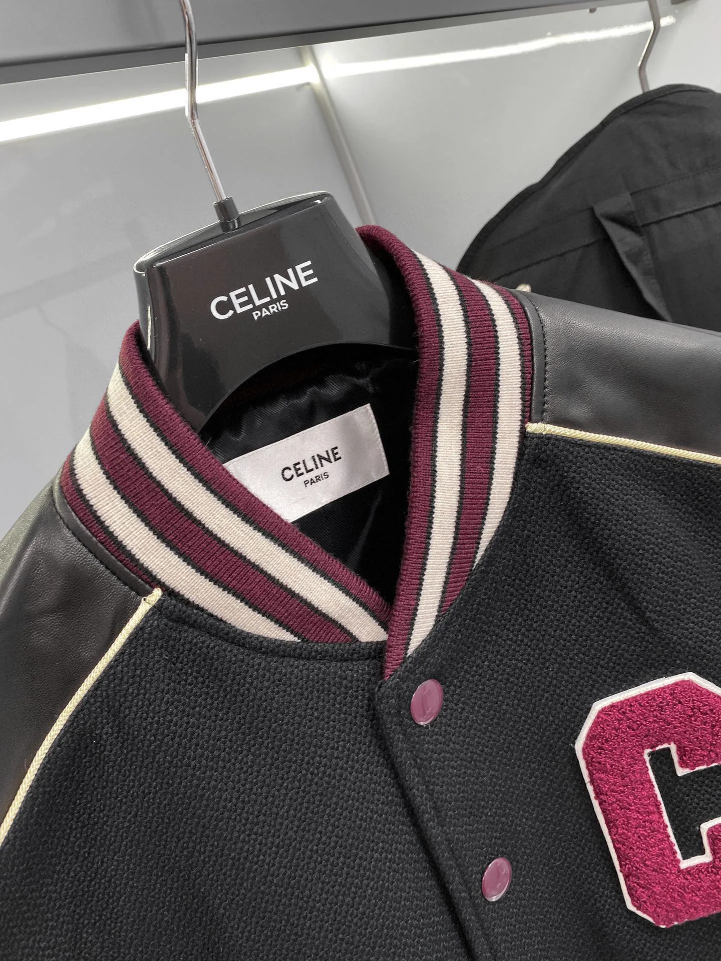 🅿️2360 available from stock! Celine quality changes life; a good jacket can make people easily show their confident style in both dressing and visual sense, universal fashion style, classic baseball uniform, custom-made three-dimensional Arc de Triomphe embroidery on the chest, full of velvet feel, contrasting ribbed baseball collar splicing design, fashionable, age-reducing and youthful ~ a style that both men and women can control! High weight; 100% cashmere Lining: 100% viscose fiber TRIOMPHE patch Loose fit coat collar 2 suit bags Two-tone ribbed trim Dropped shoulders 7 TRIOMPHE snaps Made in Italy Style number: 2021024