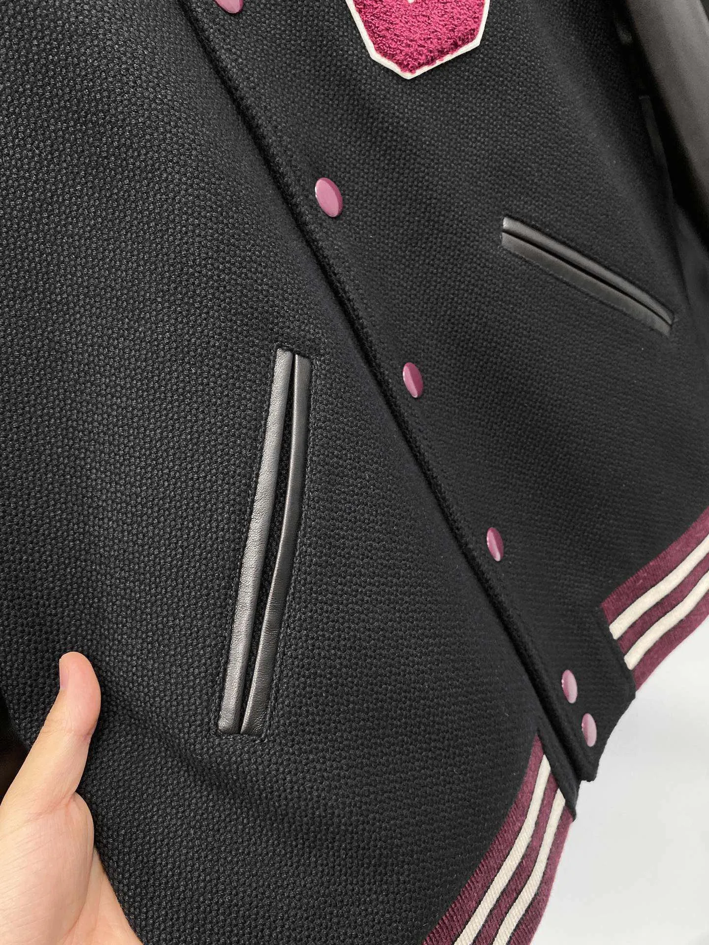 🅿️2360 available from stock! Celine quality changes life; a good jacket can make people easily show their confident style in both dressing and visual sense, universal fashion style, classic baseball uniform, custom-made three-dimensional Arc de Triomphe embroidery on the chest, full of velvet feel, contrasting ribbed baseball collar splicing design, fashionable, age-reducing and youthful ~ a style that both men and women can control! High weight; 100% cashmere Lining: 100% viscose fiber TRIOMPHE patch Loose fit coat collar 2 suit bags Two-tone ribbed trim Dropped shoulders 7 TRIOMPHE snaps Made in Italy Style number: 2021024