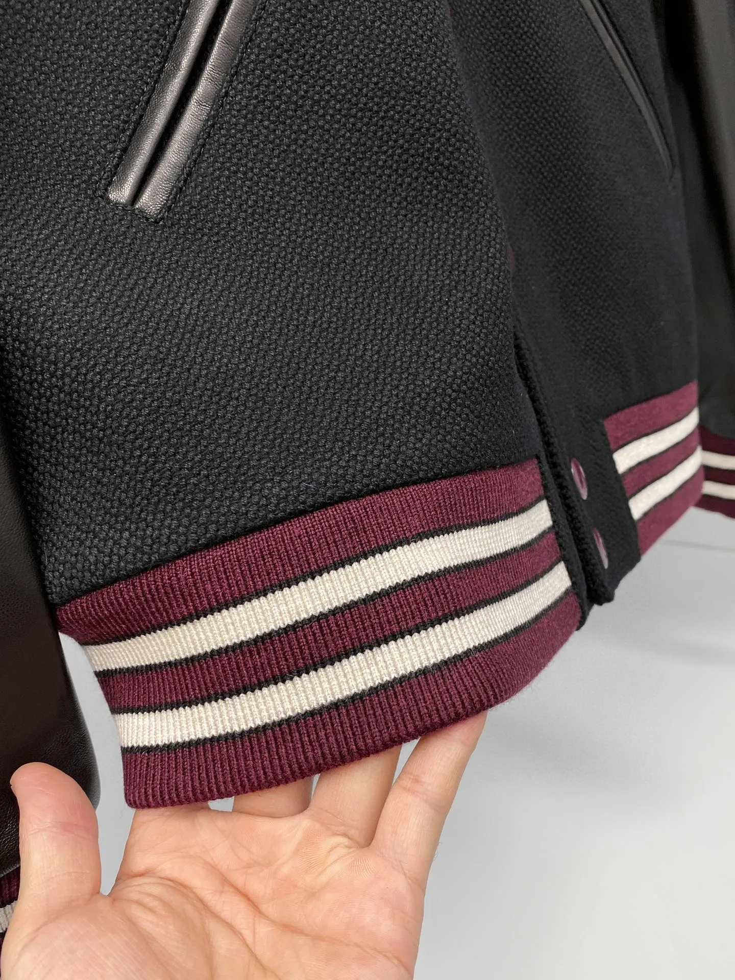🅿️2360 available from stock! Celine quality changes life; a good jacket can make people easily show their confident style in both dressing and visual sense, universal fashion style, classic baseball uniform, custom-made three-dimensional Arc de Triomphe embroidery on the chest, full of velvet feel, contrasting ribbed baseball collar splicing design, fashionable, age-reducing and youthful ~ a style that both men and women can control! High weight; 100% cashmere Lining: 100% viscose fiber TRIOMPHE patch Loose fit coat collar 2 suit bags Two-tone ribbed trim Dropped shoulders 7 TRIOMPHE snaps Made in Italy Style number: 2021024