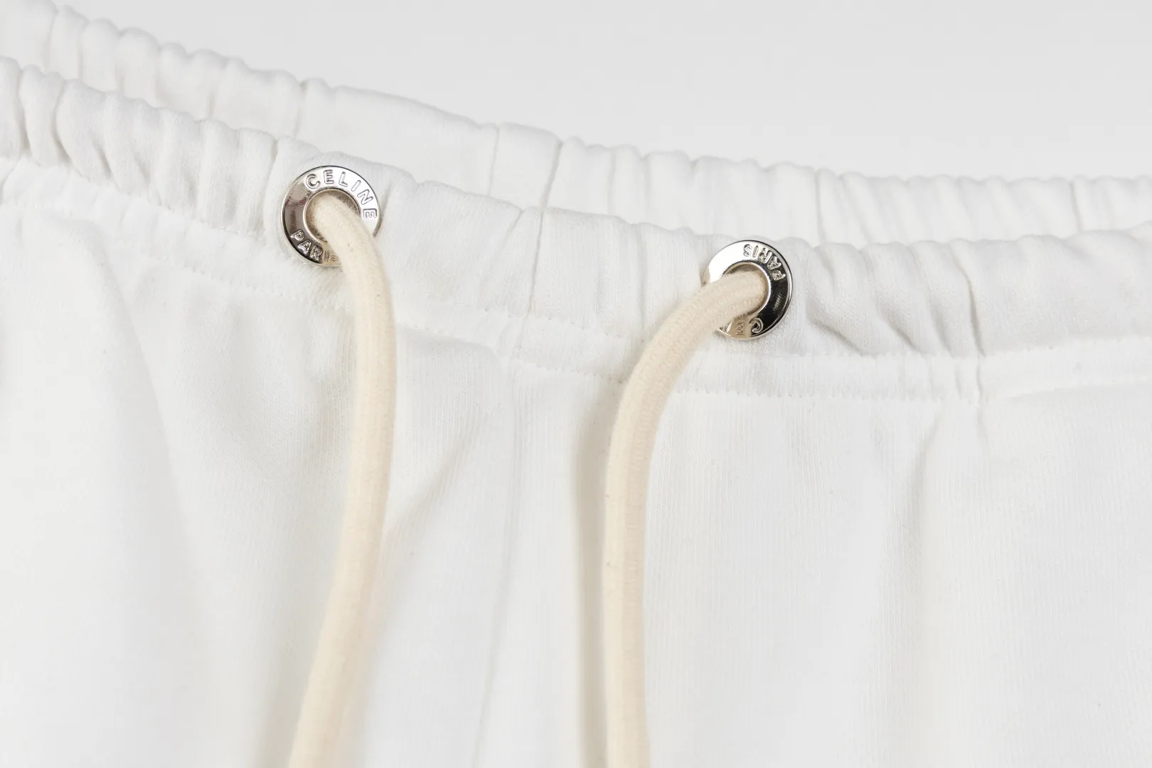 🅿️200 Celine 25SS counters are selling new printed shorts. Custom-woven and dyed 400g fabric. Logo-printed shorts. Versatile and low-key. Tight and three-dimensional. Customized logo hardware. Very detailed. Yb YB is available in two colors at the same time. Same style for men and women. Size: XS-L