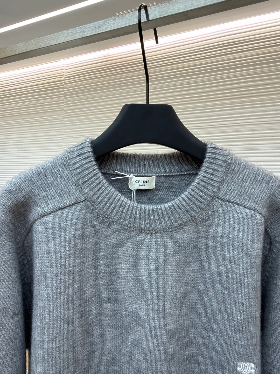 Celine Arc de Triomphe embroidered logo sweater ●Original version: Purchased and developed for 9900 ●Item number: 1681304-A45 ●Fabric: wool blended fabric ●Technology: 3D embroidery production ●Color: gray ●Version: Fitted version ●Weight: about 690 grams ●Size: S-M-L-XL ●Description: Made of 35% wool, 15% cashmere, 50% cotton yarn. This fabric is soft and has a three-dimensional shape that won't change shape after being worn for a long time. The embroidery uses 3D three-dimensional embroidery, and the chest is embellished with the Arc de Triomphe embroidered logo. This style is machine-knitted with 7 needles, and the high-density thick stitching ensures warmth. Later process: washing and color fixation - fixed version - wool impurities. The overall wiring is straight and delicate, the fabric is comfortable and soft, and the color is consistent without color difference. It can be matched with the same style to create a fashionable look and control various occasions. Customized accessories, complete with three standards, same style for men and women!