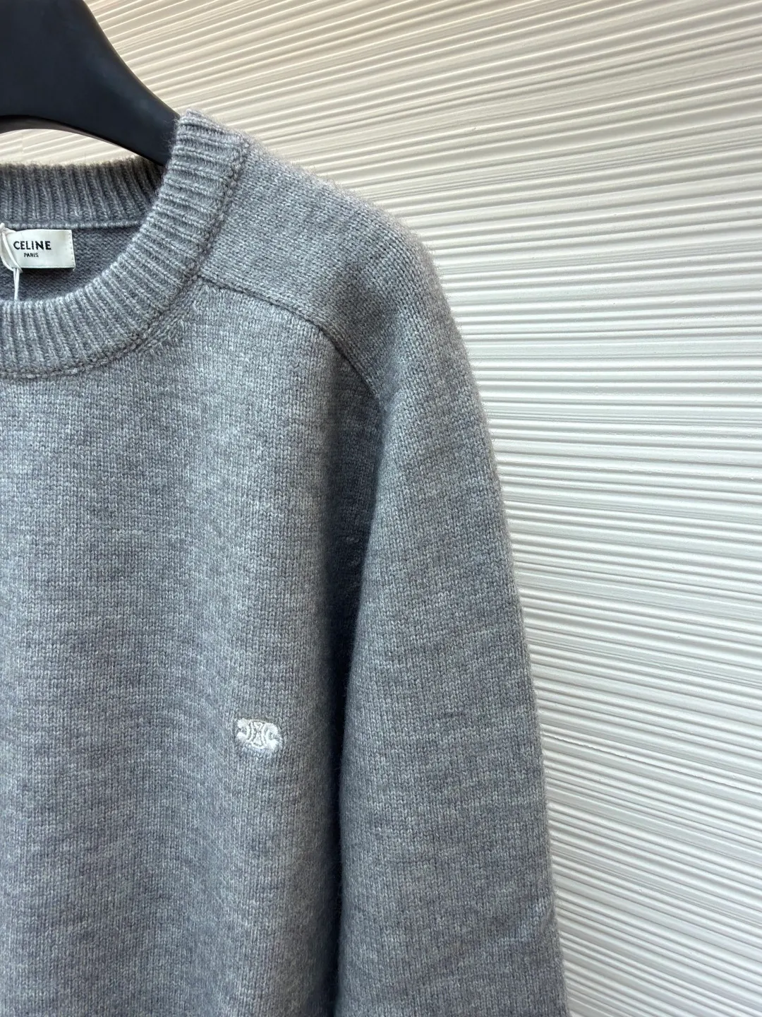 Celine Arc de Triomphe embroidered logo sweater ●Original version: Purchased and developed for 9900 ●Item number: 1681304-A45 ●Fabric: wool blended fabric ●Technology: 3D embroidery production ●Color: gray ●Version: Fitted version ●Weight: about 690 grams ●Size: S-M-L-XL ●Description: Made of 35% wool, 15% cashmere, 50% cotton yarn. This fabric is soft and has a three-dimensional shape that won't change shape after being worn for a long time. The embroidery uses 3D three-dimensional embroidery, and the chest is embellished with the Arc de Triomphe embroidered logo. This style is machine-knitted with 7 needles, and the high-density thick stitching ensures warmth. Later process: washing and color fixation - fixed version - wool impurities. The overall wiring is straight and delicate, the fabric is comfortable and soft, and the color is consistent without color difference. It can be matched with the same style to create a fashionable look and control various occasions. Customized accessories, complete with three standards, same style for men and women!