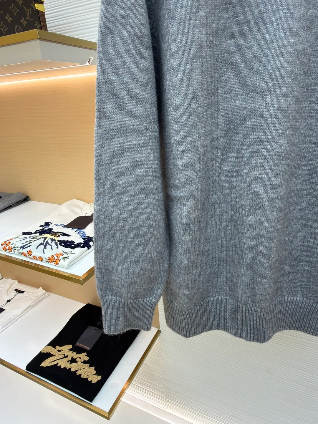 Celine Arc de Triomphe embroidered logo sweater ●Original version: Purchased and developed for 9900 ●Item number: 1681304-A45 ●Fabric: wool blended fabric ●Technology: 3D embroidery production ●Color: gray ●Version: Fitted version ●Weight: about 690 grams ●Size: S-M-L-XL ●Description: Made of 35% wool, 15% cashmere, 50% cotton yarn. This fabric is soft and has a three-dimensional shape that won't change shape after being worn for a long time. The embroidery uses 3D three-dimensional embroidery, and the chest is embellished with the Arc de Triomphe embroidered logo. This style is machine-knitted with 7 needles, and the high-density thick stitching ensures warmth. Later process: washing and color fixation - fixed version - wool impurities. The overall wiring is straight and delicate, the fabric is comfortable and soft, and the color is consistent without color difference. It can be matched with the same style to create a fashionable look and control various occasions. Customized accessories, complete with three standards, same style for men and women!