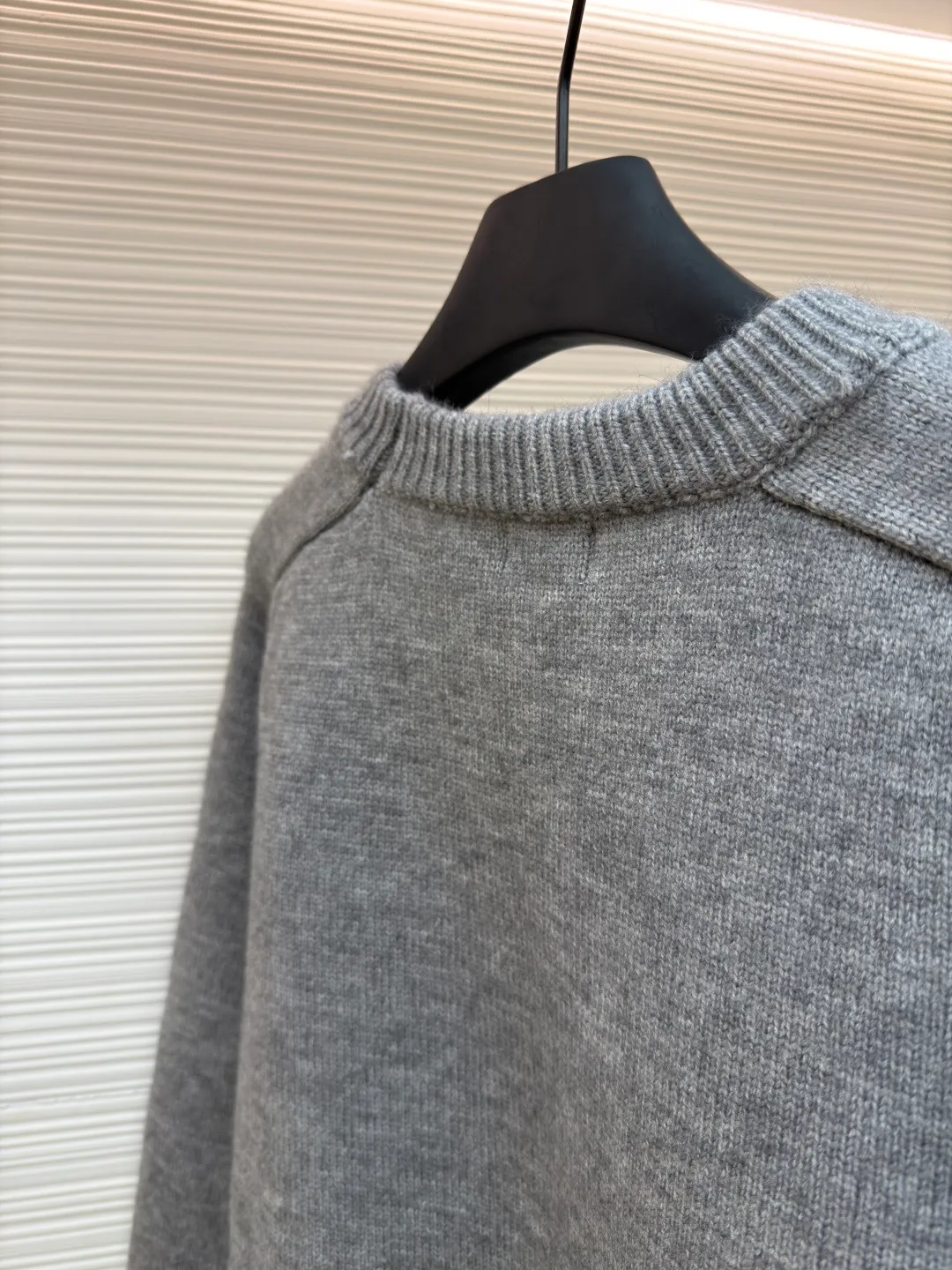 Celine Arc de Triomphe embroidered logo sweater ●Original version: Purchased and developed for 9900 ●Item number: 1681304-A45 ●Fabric: wool blended fabric ●Technology: 3D embroidery production ●Color: gray ●Version: Fitted version ●Weight: about 690 grams ●Size: S-M-L-XL ●Description: Made of 35% wool, 15% cashmere, 50% cotton yarn. This fabric is soft and has a three-dimensional shape that won't change shape after being worn for a long time. The embroidery uses 3D three-dimensional embroidery, and the chest is embellished with the Arc de Triomphe embroidered logo. This style is machine-knitted with 7 needles, and the high-density thick stitching ensures warmth. Later process: washing and color fixation - fixed version - wool impurities. The overall wiring is straight and delicate, the fabric is comfortable and soft, and the color is consistent without color difference. It can be matched with the same style to create a fashionable look and control various occasions. Customized accessories, complete with three standards, same style for men and women!