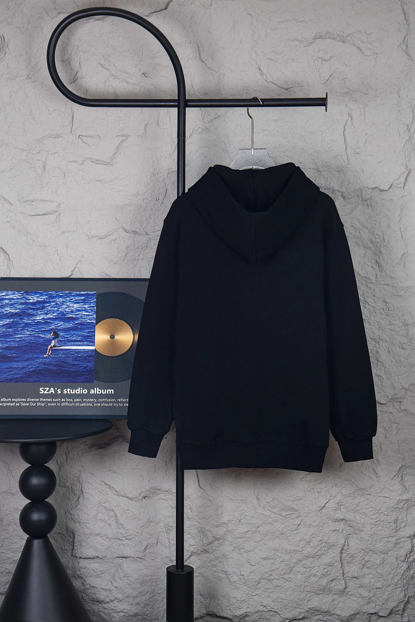 🅿️250 Style No.: M262 CELINE Basic hoodie with small letter print. The CE classic style is the hottest, most elegant and most versatile one in the Arc de Triomphe series. In terms of design, it is the most common basic style among sweatshirts. It has no fancy tricks and uses letter design to embellish the overall style. It is simple and clear. You will know at a glance that you will not regret buying it. It can be used in all wardrobes for commuting, and it is full of temperament! As for the fabric, you really want it! The simpler a sweatshirt like this is, the more exquisite its materials and craftsmanship are. It is made of 400g high-gram weight dust-free cloth. The body has a heavy feeling, the needle-cut texture is tight, and the skin feels clear and natural. Every time you throw it away, you can feel the noble texture of the clothes, just like the noble temperament displayed on the counter. The letter printing uses imported fine matte black paste. The matte printing completely penetrates into the fabric and blends into one! Size：S-XL
