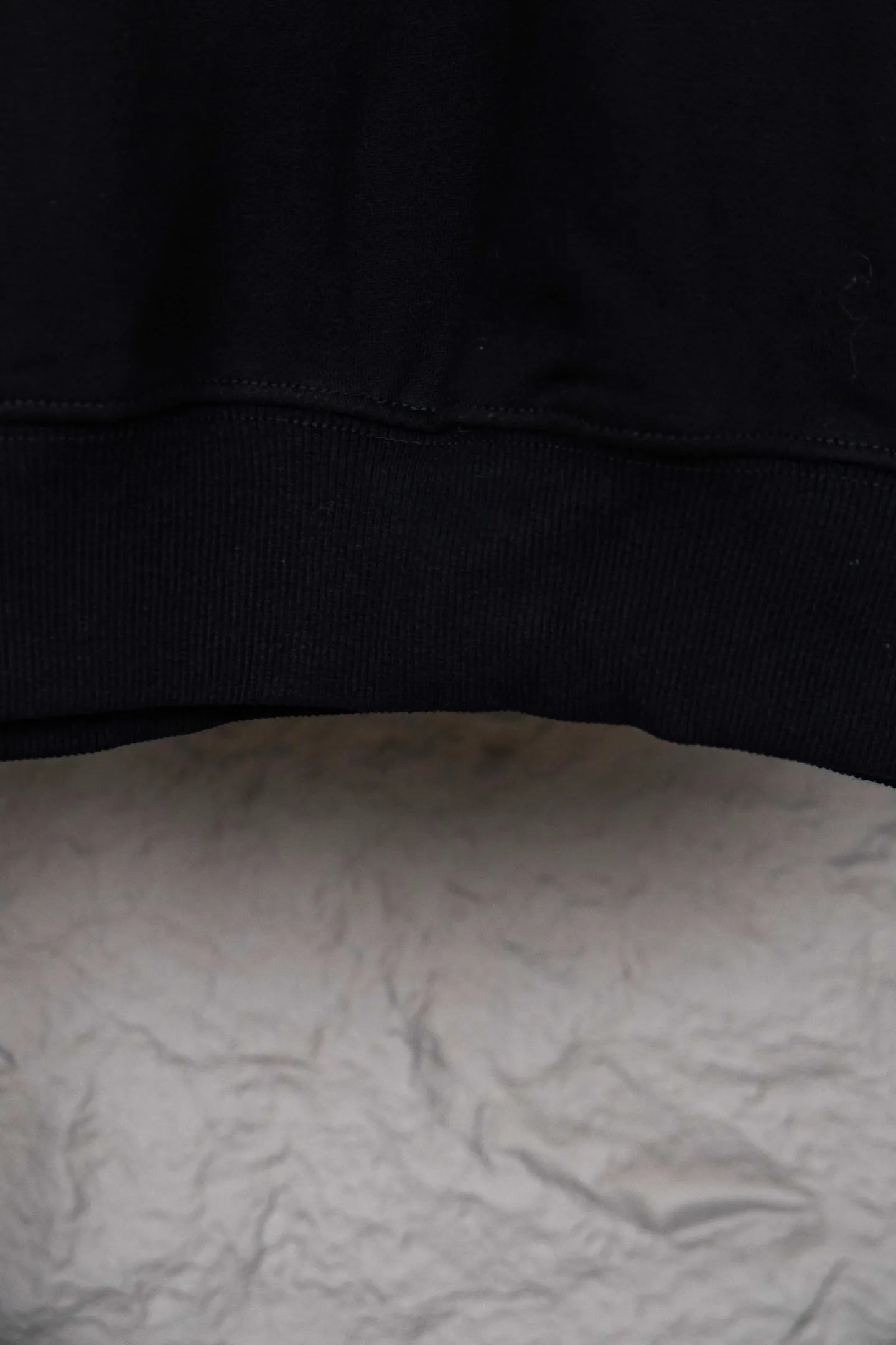 🅿️250 Style No.: M262 CELINE Basic hoodie with small letter print. The CE classic style is the hottest, most elegant and most versatile one in the Arc de Triomphe series. In terms of design, it is the most common basic style among sweatshirts. It has no fancy tricks and uses letter design to embellish the overall style. It is simple and clear. You will know at a glance that you will not regret buying it. It can be used in all wardrobes for commuting, and it is full of temperament! As for the fabric, you really want it! The simpler a sweatshirt like this is, the more exquisite its materials and craftsmanship are. It is made of 400g high-gram weight dust-free cloth. The body has a heavy feeling, the needle-cut texture is tight, and the skin feels clear and natural. Every time you throw it away, you can feel the noble texture of the clothes, just like the noble temperament displayed on the counter. The letter printing uses imported fine matte black paste. The matte printing completely penetrates into the fabric and blends into one! Size：S-XL