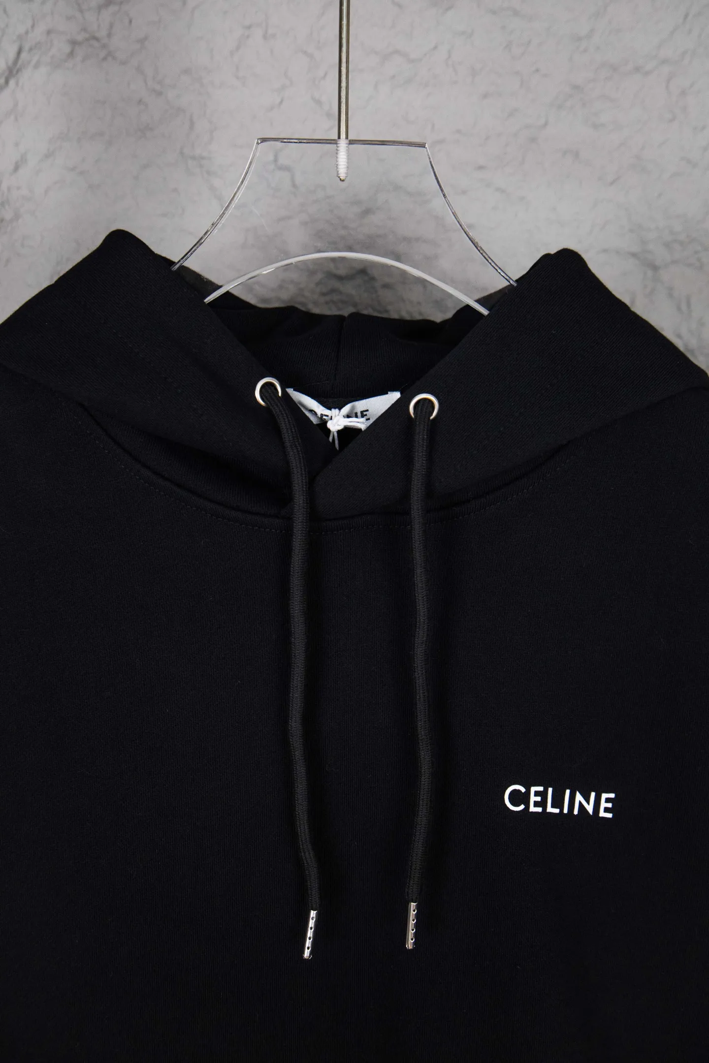 🅿️250 Style No.: M262 CELINE Basic hoodie with small letter print. The CE classic style is the hottest, most elegant and most versatile one in the Arc de Triomphe series. In terms of design, it is the most common basic style among sweatshirts. It has no fancy tricks and uses letter design to embellish the overall style. It is simple and clear. You will know at a glance that you will not regret buying it. It can be used in all wardrobes for commuting, and it is full of temperament! As for the fabric, you really want it! The simpler a sweatshirt like this is, the more exquisite its materials and craftsmanship are. It is made of 400g high-gram weight dust-free cloth. The body has a heavy feeling, the needle-cut texture is tight, and the skin feels clear and natural. Every time you throw it away, you can feel the noble texture of the clothes, just like the noble temperament displayed on the counter. The letter printing uses imported fine matte black paste. The matte printing completely penetrates into the fabric and blends into one! Size：S-XL