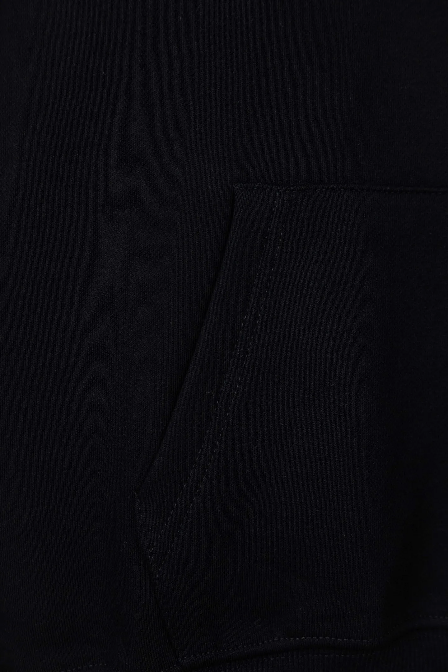 🅿️250 Style No.: M262 CELINE Basic hoodie with small letter print. The CE classic style is the hottest, most elegant and most versatile one in the Arc de Triomphe series. In terms of design, it is the most common basic style among sweatshirts. It has no fancy tricks and uses letter design to embellish the overall style. It is simple and clear. You will know at a glance that you will not regret buying it. It can be used in all wardrobes for commuting, and it is full of temperament! As for the fabric, you really want it! The simpler a sweatshirt like this is, the more exquisite its materials and craftsmanship are. It is made of 400g high-gram weight dust-free cloth. The body has a heavy feeling, the needle-cut texture is tight, and the skin feels clear and natural. Every time you throw it away, you can feel the noble texture of the clothes, just like the noble temperament displayed on the counter. The letter printing uses imported fine matte black paste. The matte printing completely penetrates into the fabric and blends into one! Size：S-XL