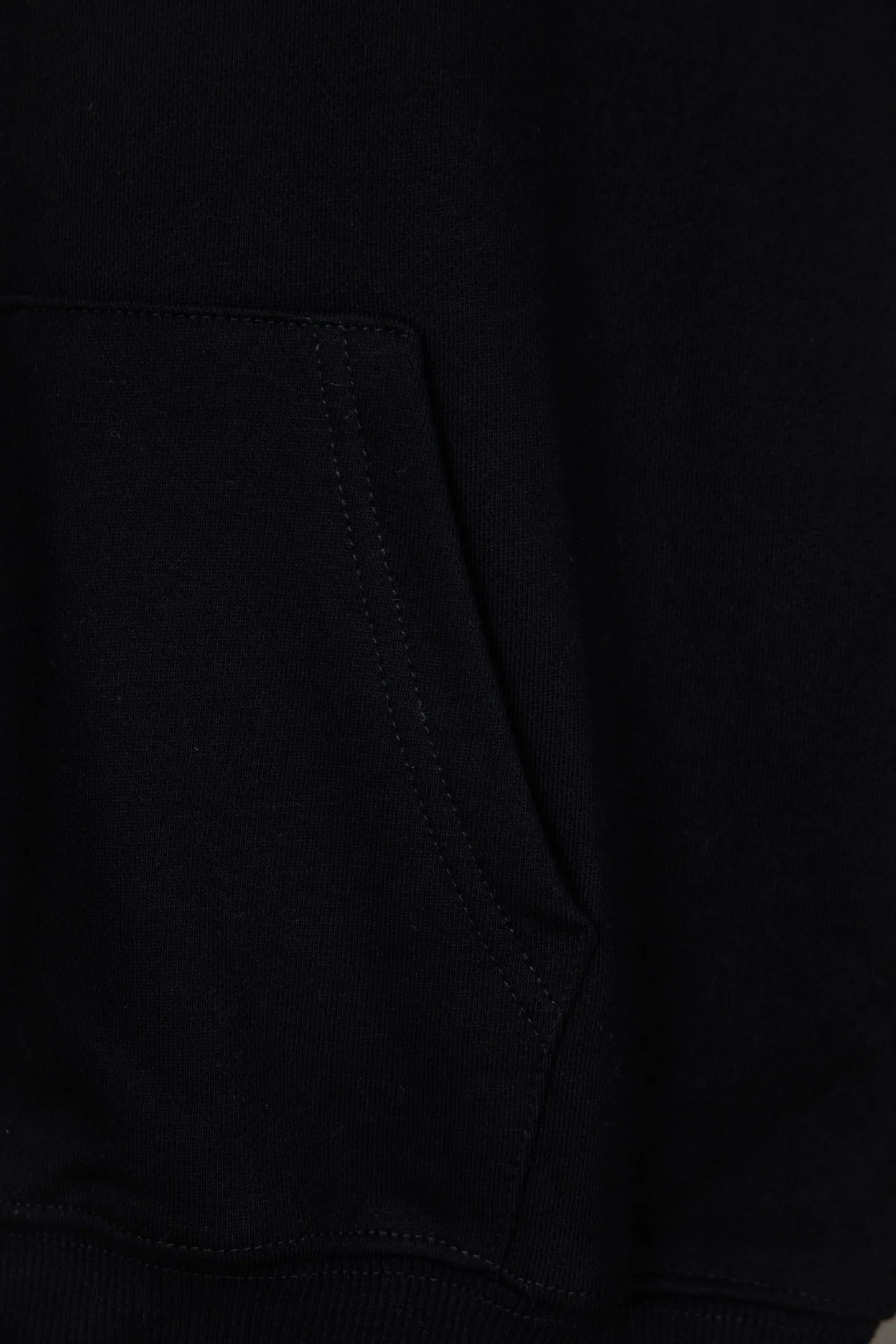 🅿️250 Style No.: M262 CELINE Basic hoodie with small letter print. The CE classic style is the hottest, most elegant and most versatile one in the Arc de Triomphe series. In terms of design, it is the most common basic style among sweatshirts. It has no fancy tricks and uses letter design to embellish the overall style. It is simple and clear. You will know at a glance that you will not regret buying it. It can be used in all wardrobes for commuting, and it is full of temperament! As for the fabric, you really want it! The simpler a sweatshirt like this is, the more exquisite its materials and craftsmanship are. It is made of 400g high-gram weight dust-free cloth. The body has a heavy feeling, the needle-cut texture is tight, and the skin feels clear and natural. Every time you throw it away, you can feel the noble texture of the clothes, just like the noble temperament displayed on the counter. The letter printing uses imported fine matte black paste. The matte printing completely penetrates into the fabric and blends into one! Size：S-XL