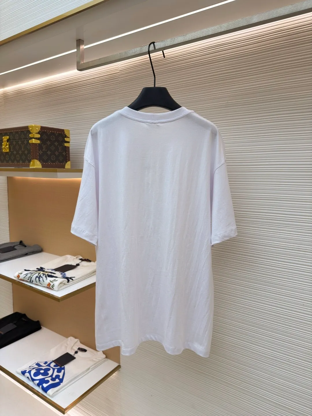 Celine letter print short sleeves ●Original version: Purchased and developed for 4750 ●Item No.: 1682463-X85 ●Fabric: Liquid Nitrogen Yayun plain weave fabric ●Technology: Glue printing production ●Color: White ●Version: Fitted version ●Weight: about 220 grams ●Size: S-M-L-XL ●Description: Customized Liquid Nitrogen Yayun plain weave fabric, soft to the touch, comfortable and close to the skin, using ivory white to interpret the philosophy of restraint of high-end white It gives the white a sense of warmth and breathing. The iconic CELINE print is embellished on the chest. It is highly recognizable and shows a luxurious texture in a low-key manner. It uses minimalism to define timeless fashion and uses glue printing. The chest printing has been modified three times with film screens. The glue liquid paint is used to print the pattern on the fabric. The fabric is baked to fix the printed pattern. The overall wiring is straight and delicate, the fabric is comfortable and soft, and the color is consistent without color difference. It can be matched with the same style to create a fashionable look and control various occasions. Customized accessories, complete with three standards, same style for men and women!