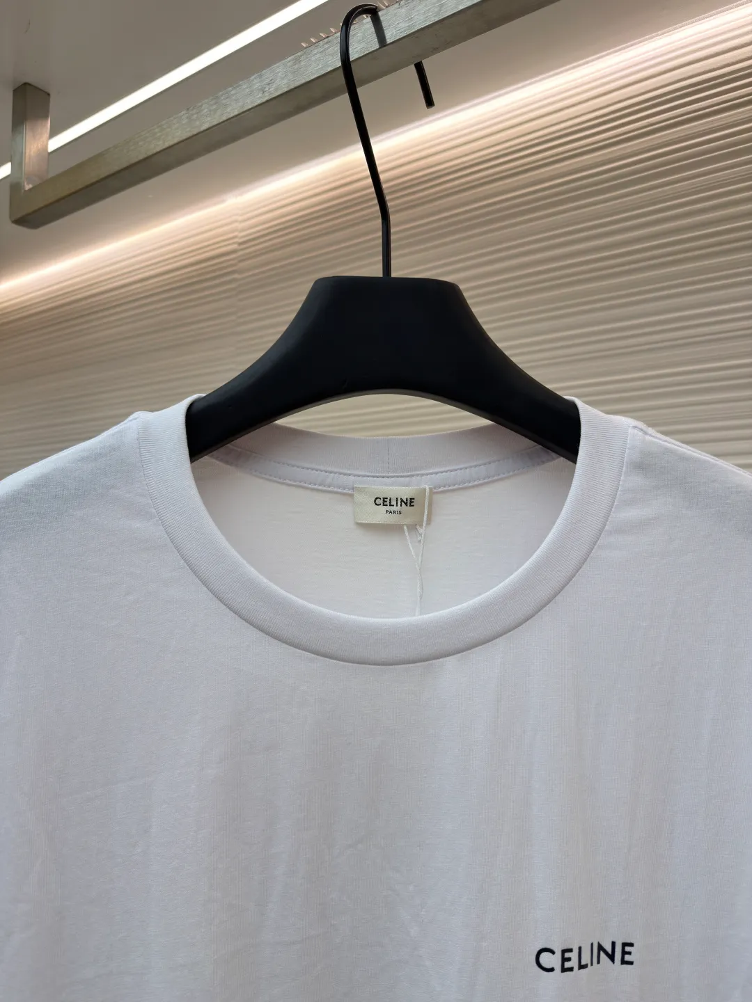 Celine letter print short sleeves ●Original version: Purchased and developed for 4750 ●Item No.: 1682463-X85 ●Fabric: Liquid Nitrogen Yayun plain weave fabric ●Technology: Glue printing production ●Color: White ●Version: Fitted version ●Weight: about 220 grams ●Size: S-M-L-XL ●Description: Customized Liquid Nitrogen Yayun plain weave fabric, soft to the touch, comfortable and close to the skin, using ivory white to interpret the philosophy of restraint of high-end white It gives the white a sense of warmth and breathing. The iconic CELINE print is embellished on the chest. It is highly recognizable and shows a luxurious texture in a low-key manner. It uses minimalism to define timeless fashion and uses glue printing. The chest printing has been modified three times with film screens. The glue liquid paint is used to print the pattern on the fabric. The fabric is baked to fix the printed pattern. The overall wiring is straight and delicate, the fabric is comfortable and soft, and the color is consistent without color difference. It can be matched with the same style to create a fashionable look and control various occasions. Customized accessories, complete with three standards, same style for men and women!