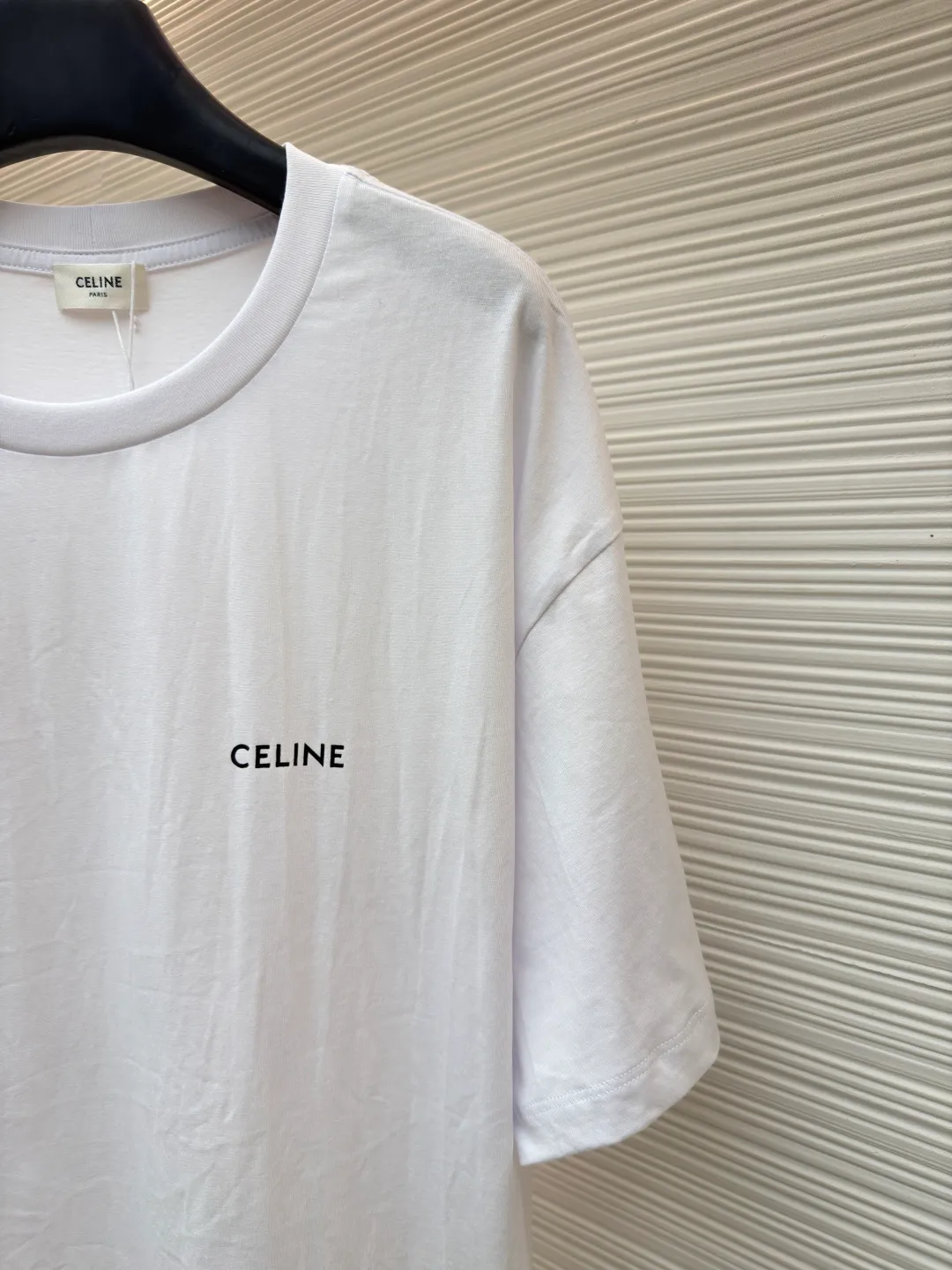Celine letter print short sleeves ●Original version: Purchased and developed for 4750 ●Item No.: 1682463-X85 ●Fabric: Liquid Nitrogen Yayun plain weave fabric ●Technology: Glue printing production ●Color: White ●Version: Fitted version ●Weight: about 220 grams ●Size: S-M-L-XL ●Description: Customized Liquid Nitrogen Yayun plain weave fabric, soft to the touch, comfortable and close to the skin, using ivory white to interpret the philosophy of restraint of high-end white It gives the white a sense of warmth and breathing. The iconic CELINE print is embellished on the chest. It is highly recognizable and shows a luxurious texture in a low-key manner. It uses minimalism to define timeless fashion and uses glue printing. The chest printing has been modified three times with film screens. The glue liquid paint is used to print the pattern on the fabric. The fabric is baked to fix the printed pattern. The overall wiring is straight and delicate, the fabric is comfortable and soft, and the color is consistent without color difference. It can be matched with the same style to create a fashionable look and control various occasions. Customized accessories, complete with three standards, same style for men and women!