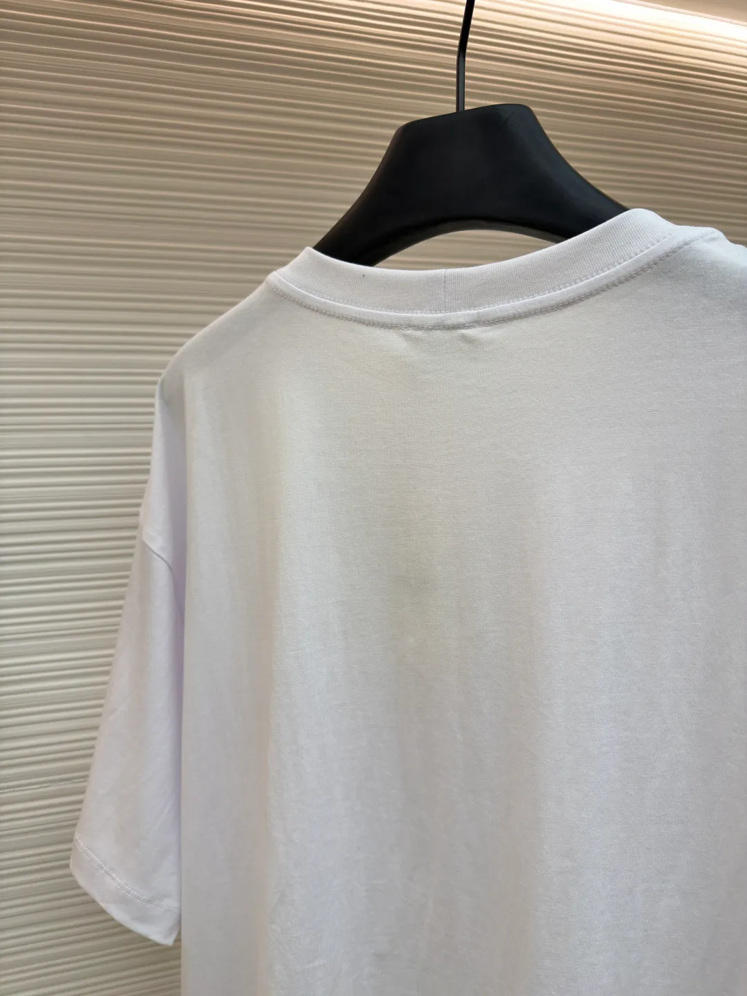 Celine letter print short sleeves ●Original version: Purchased and developed for 4750 ●Item No.: 1682463-X85 ●Fabric: Liquid Nitrogen Yayun plain weave fabric ●Technology: Glue printing production ●Color: White ●Version: Fitted version ●Weight: about 220 grams ●Size: S-M-L-XL ●Description: Customized Liquid Nitrogen Yayun plain weave fabric, soft to the touch, comfortable and close to the skin, using ivory white to interpret the philosophy of restraint of high-end white It gives the white a sense of warmth and breathing. The iconic CELINE print is embellished on the chest. It is highly recognizable and shows a luxurious texture in a low-key manner. It uses minimalism to define timeless fashion and uses glue printing. The chest printing has been modified three times with film screens. The glue liquid paint is used to print the pattern on the fabric. The fabric is baked to fix the printed pattern. The overall wiring is straight and delicate, the fabric is comfortable and soft, and the color is consistent without color difference. It can be matched with the same style to create a fashionable look and control various occasions. Customized accessories, complete with three standards, same style for men and women!