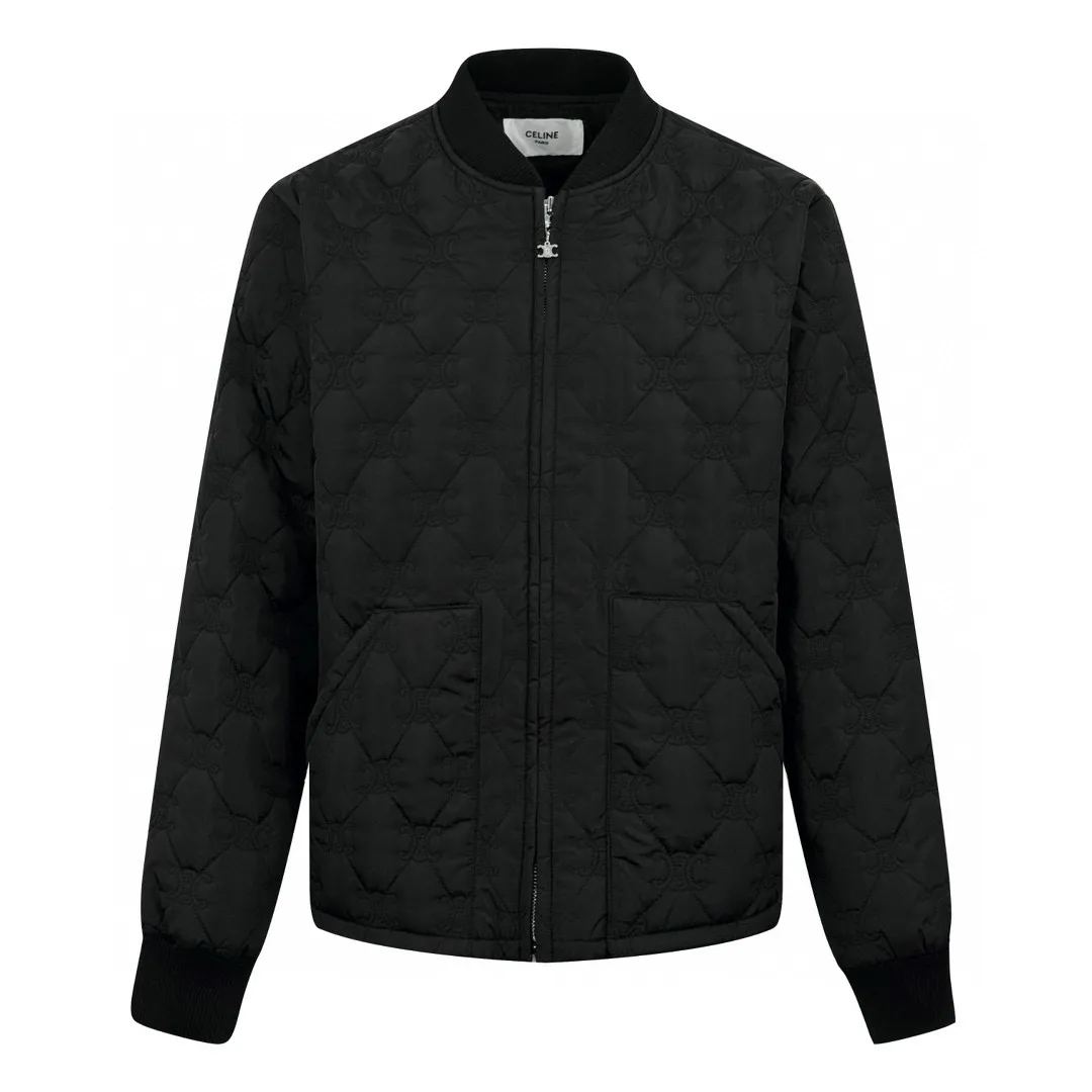 🅿️630 [Exclusive supply] Celine full-width Arc de Triomphe embroidered cotton jacket. The original product was purchased for 23,500 and developed. The fabric is made of customized light rhombus nylon embroidered feather quilt fabric and silky soft nylon lining. It has excellent texture and is comfortable and close to the skin. It uses pure black as the base color and exudes a mysterious and irresistible charm. It uses all-over brand logo elements as brush strokes to make it highly recognizable. Diamond quilting is like mysterious runes, outlining a unique rhythm. Baseball-leading design unlocks a new fashion realm for lightweight jackets. A fashion symbol that spans the ages, infrared positioning cutting machine uses infrared transmitters and infrared receivers to achieve precise positioning of materials. The accuracy can reach the micron level to meet the effect of high-precision cutting of plaid alignment. Dry-point symmetrical positioning method uses high-precision measuring tools to mark, and then gradually installs the zipper on the garment and finally finely irons it. Make the fabric around the zipper smooth and compliant, beautiful and tidy, and the template machine opens the bag. The preset template guides the position, shape and size of the bag opening. The accuracy ensures the quality of the bag opening effect. Size:48/50/52/54