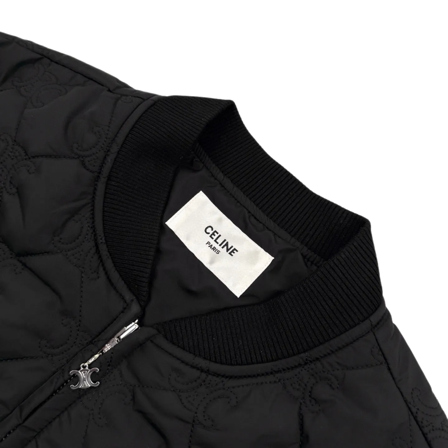 🅿️630 [Exclusive supply] Celine full-width Arc de Triomphe embroidered cotton jacket. The original product was purchased for 23,500 and developed. The fabric is made of customized light rhombus nylon embroidered feather quilt fabric and silky soft nylon lining. It has excellent texture and is comfortable and close to the skin. It uses pure black as the base color and exudes a mysterious and irresistible charm. It uses all-over brand logo elements as brush strokes to make it highly recognizable. Diamond quilting is like mysterious runes, outlining a unique rhythm. Baseball-leading design unlocks a new fashion realm for lightweight jackets. A fashion symbol that spans the ages, infrared positioning cutting machine uses infrared transmitters and infrared receivers to achieve precise positioning of materials. The accuracy can reach the micron level to meet the effect of high-precision cutting of plaid alignment. Dry-point symmetrical positioning method uses high-precision measuring tools to mark, and then gradually installs the zipper on the garment and finally finely irons it. Make the fabric around the zipper smooth and compliant, beautiful and tidy, and the template machine opens the bag. The preset template guides the position, shape and size of the bag opening. The accuracy ensures the quality of the bag opening effect. Size:48/50/52/54