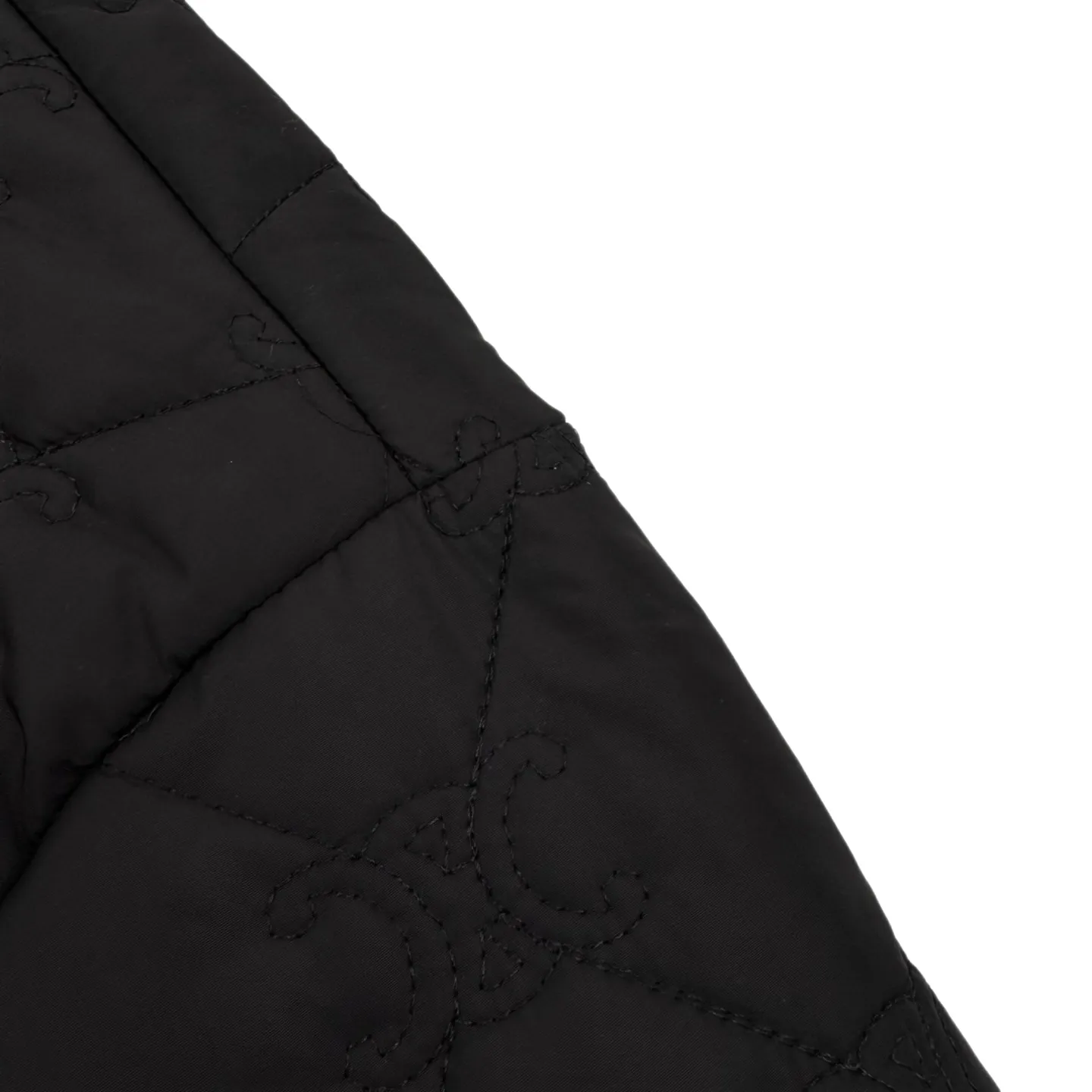 🅿️630 [Exclusive supply] Celine full-width Arc de Triomphe embroidered cotton jacket. The original product was purchased for 23,500 and developed. The fabric is made of customized light rhombus nylon embroidered feather quilt fabric and silky soft nylon lining. It has excellent texture and is comfortable and close to the skin. It uses pure black as the base color and exudes a mysterious and irresistible charm. It uses all-over brand logo elements as brush strokes to make it highly recognizable. Diamond quilting is like mysterious runes, outlining a unique rhythm. Baseball-leading design unlocks a new fashion realm for lightweight jackets. A fashion symbol that spans the ages, infrared positioning cutting machine uses infrared transmitters and infrared receivers to achieve precise positioning of materials. The accuracy can reach the micron level to meet the effect of high-precision cutting of plaid alignment. Dry-point symmetrical positioning method uses high-precision measuring tools to mark, and then gradually installs the zipper on the garment and finally finely irons it. Make the fabric around the zipper smooth and compliant, beautiful and tidy, and the template machine opens the bag. The preset template guides the position, shape and size of the bag opening. The accuracy ensures the quality of the bag opening effect. Size:48/50/52/54