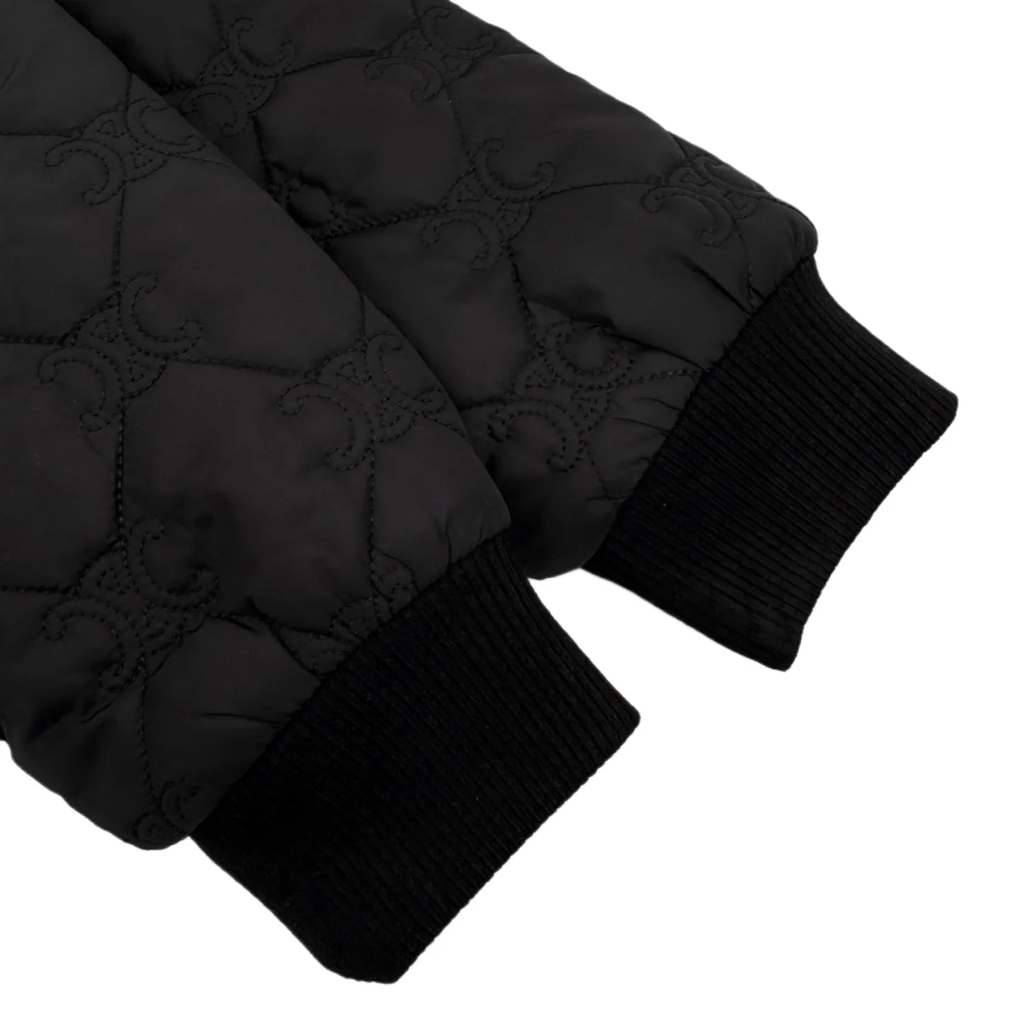 🅿️630 [Exclusive supply] Celine full-width Arc de Triomphe embroidered cotton jacket. The original product was purchased for 23,500 and developed. The fabric is made of customized light rhombus nylon embroidered feather quilt fabric and silky soft nylon lining. It has excellent texture and is comfortable and close to the skin. It uses pure black as the base color and exudes a mysterious and irresistible charm. It uses all-over brand logo elements as brush strokes to make it highly recognizable. Diamond quilting is like mysterious runes, outlining a unique rhythm. Baseball-leading design unlocks a new fashion realm for lightweight jackets. A fashion symbol that spans the ages, infrared positioning cutting machine uses infrared transmitters and infrared receivers to achieve precise positioning of materials. The accuracy can reach the micron level to meet the effect of high-precision cutting of plaid alignment. Dry-point symmetrical positioning method uses high-precision measuring tools to mark, and then gradually installs the zipper on the garment and finally finely irons it. Make the fabric around the zipper smooth and compliant, beautiful and tidy, and the template machine opens the bag. The preset template guides the position, shape and size of the bag opening. The accuracy ensures the quality of the bag opening effect. Size:48/50/52/54
