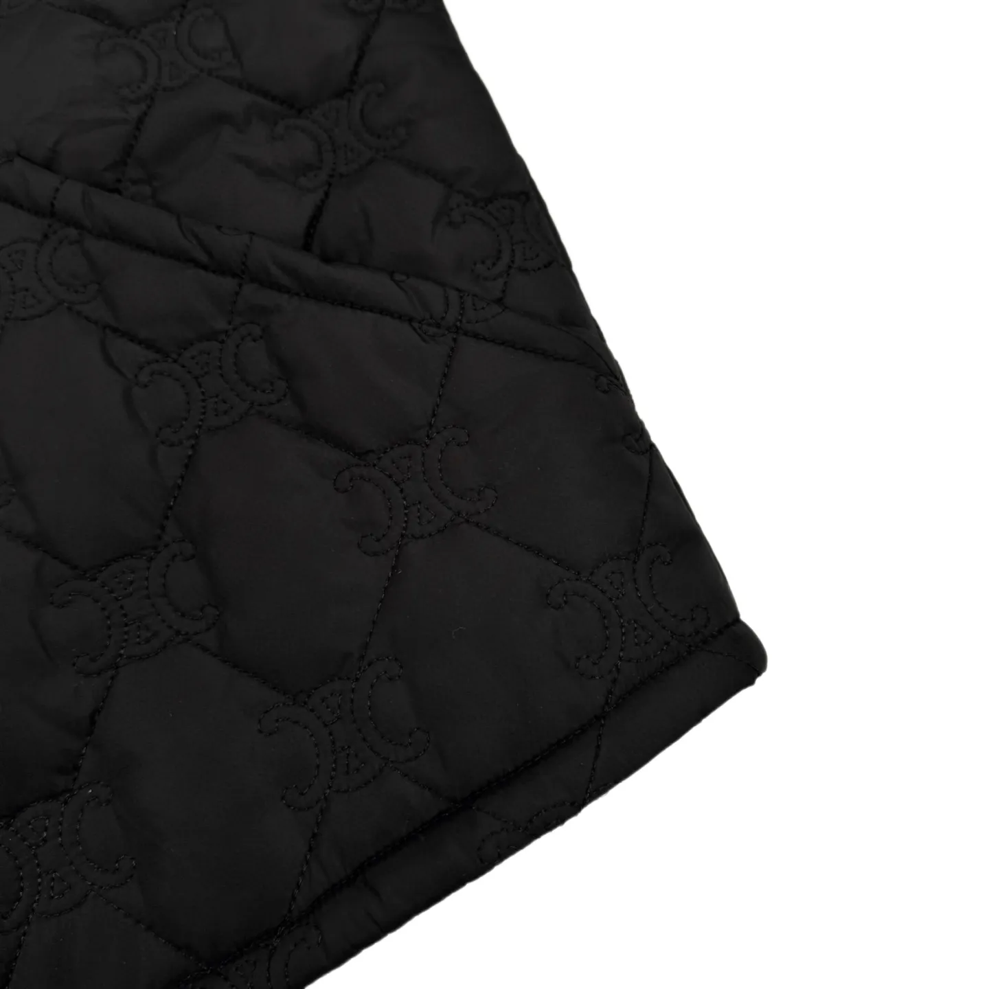 🅿️630 [Exclusive supply] Celine full-width Arc de Triomphe embroidered cotton jacket. The original product was purchased for 23,500 and developed. The fabric is made of customized light rhombus nylon embroidered feather quilt fabric and silky soft nylon lining. It has excellent texture and is comfortable and close to the skin. It uses pure black as the base color and exudes a mysterious and irresistible charm. It uses all-over brand logo elements as brush strokes to make it highly recognizable. Diamond quilting is like mysterious runes, outlining a unique rhythm. Baseball-leading design unlocks a new fashion realm for lightweight jackets. A fashion symbol that spans the ages, infrared positioning cutting machine uses infrared transmitters and infrared receivers to achieve precise positioning of materials. The accuracy can reach the micron level to meet the effect of high-precision cutting of plaid alignment. Dry-point symmetrical positioning method uses high-precision measuring tools to mark, and then gradually installs the zipper on the garment and finally finely irons it. Make the fabric around the zipper smooth and compliant, beautiful and tidy, and the template machine opens the bag. The preset template guides the position, shape and size of the bag opening. The accuracy ensures the quality of the bag opening effect. Size:48/50/52/54