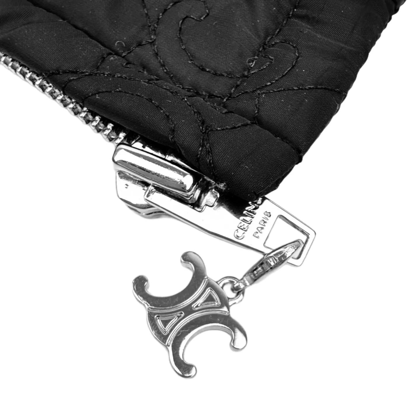 🅿️630 [Exclusive supply] Celine full-width Arc de Triomphe embroidered cotton jacket. The original product was purchased for 23,500 and developed. The fabric is made of customized light rhombus nylon embroidered feather quilt fabric and silky soft nylon lining. It has excellent texture and is comfortable and close to the skin. It uses pure black as the base color and exudes a mysterious and irresistible charm. It uses all-over brand logo elements as brush strokes to make it highly recognizable. Diamond quilting is like mysterious runes, outlining a unique rhythm. Baseball-leading design unlocks a new fashion realm for lightweight jackets. A fashion symbol that spans the ages, infrared positioning cutting machine uses infrared transmitters and infrared receivers to achieve precise positioning of materials. The accuracy can reach the micron level to meet the effect of high-precision cutting of plaid alignment. Dry-point symmetrical positioning method uses high-precision measuring tools to mark, and then gradually installs the zipper on the garment and finally finely irons it. Make the fabric around the zipper smooth and compliant, beautiful and tidy, and the template machine opens the bag. The preset template guides the position, shape and size of the bag opening. The accuracy ensures the quality of the bag opening effect. Size:48/50/52/54