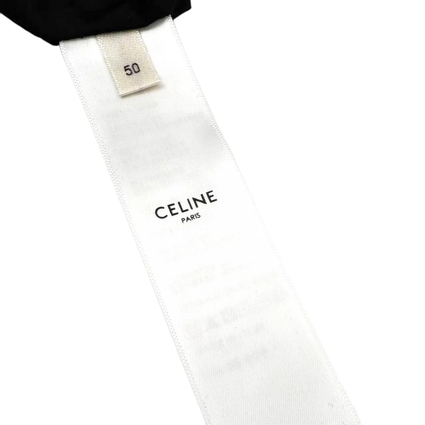 🅿️630 [Exclusive supply] Celine full-width Arc de Triomphe embroidered cotton jacket. The original product was purchased for 23,500 and developed. The fabric is made of customized light rhombus nylon embroidered feather quilt fabric and silky soft nylon lining. It has excellent texture and is comfortable and close to the skin. It uses pure black as the base color and exudes a mysterious and irresistible charm. It uses all-over brand logo elements as brush strokes to make it highly recognizable. Diamond quilting is like mysterious runes, outlining a unique rhythm. Baseball-leading design unlocks a new fashion realm for lightweight jackets. A fashion symbol that spans the ages, infrared positioning cutting machine uses infrared transmitters and infrared receivers to achieve precise positioning of materials. The accuracy can reach the micron level to meet the effect of high-precision cutting of plaid alignment. Dry-point symmetrical positioning method uses high-precision measuring tools to mark, and then gradually installs the zipper on the garment and finally finely irons it. Make the fabric around the zipper smooth and compliant, beautiful and tidy, and the template machine opens the bag. The preset template guides the position, shape and size of the bag opening. The accuracy ensures the quality of the bag opening effect. Size:48/50/52/54