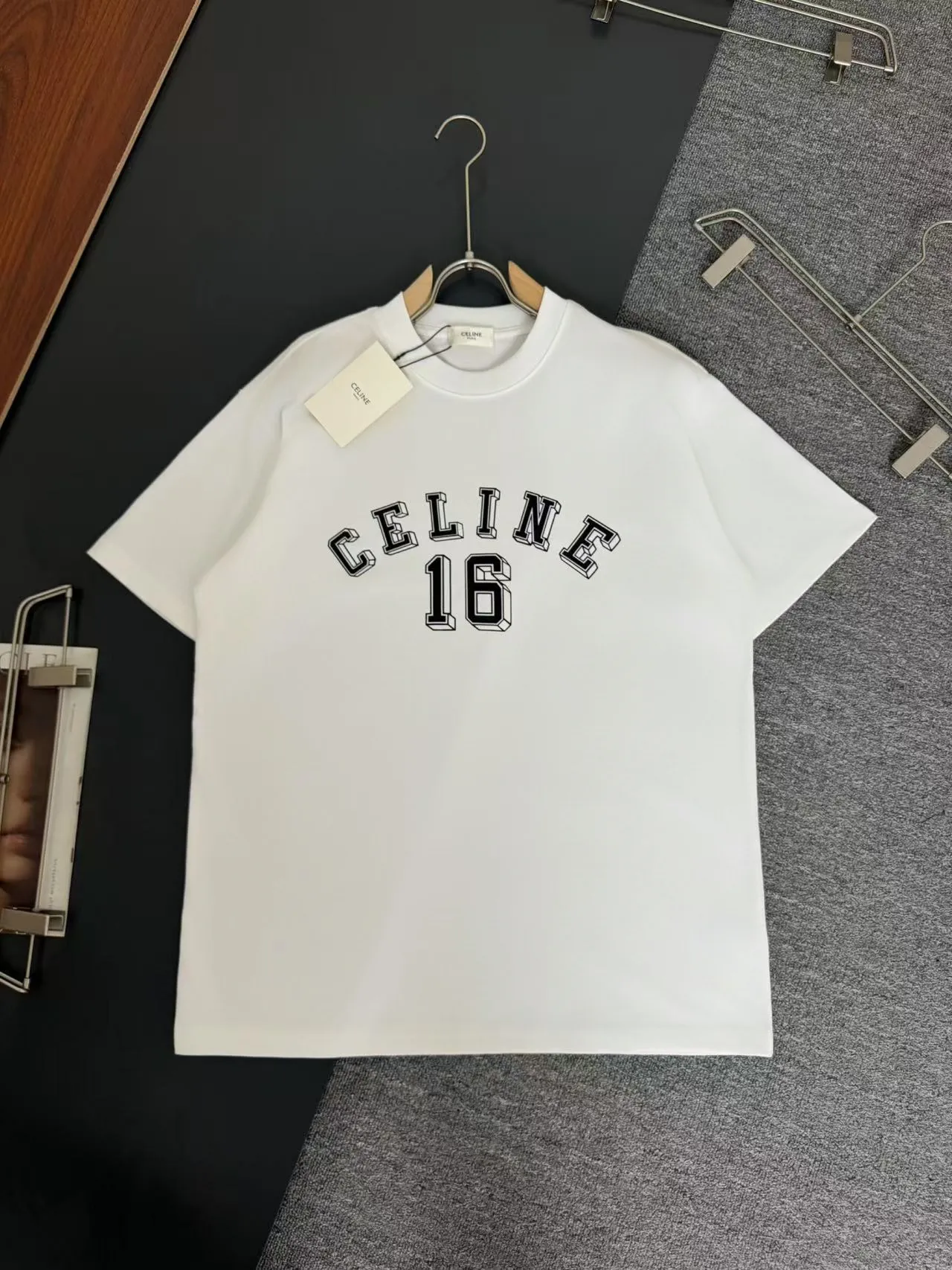 🅿️200 CELINE* Celine* 320g heavyweight pure cotton T-shirt with loose fit and three-dimensional printed logo design. Spring and summer new round neck fashionable short-sleeved T-shirt. Comfortable against the skin, durable and easy to wear. Meticulous original craftsmanship, a must-have for casual and versatile colors. Color: white, black, rose. Size: S M L XL XXL
