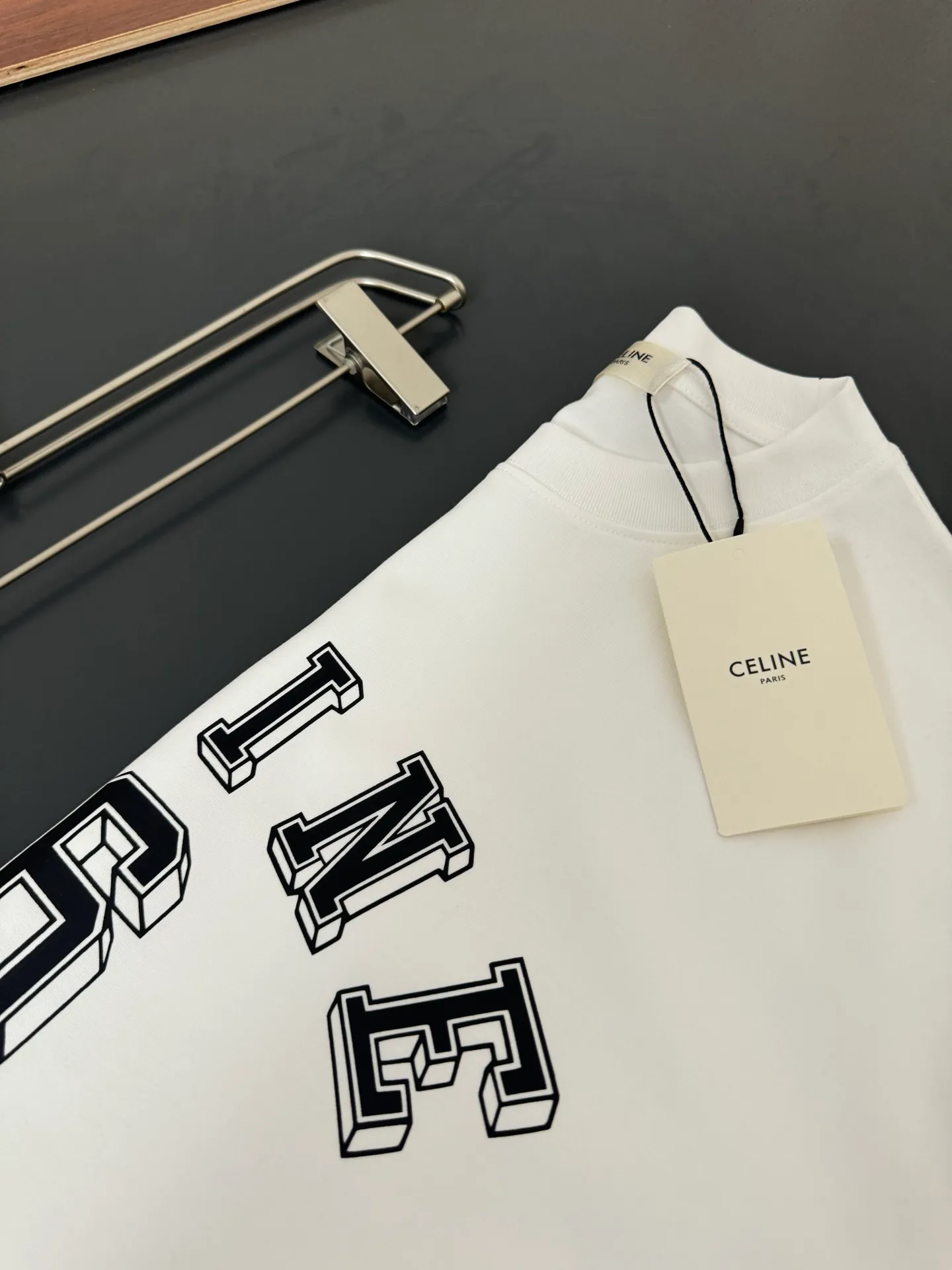 🅿️200 CELINE* Celine* 320g heavyweight pure cotton T-shirt with loose fit and three-dimensional printed logo design. Spring and summer new round neck fashionable short-sleeved T-shirt. Comfortable against the skin, durable and easy to wear. Meticulous original craftsmanship, a must-have for casual and versatile colors. Color: white, black, rose. Size: S M L XL XXL