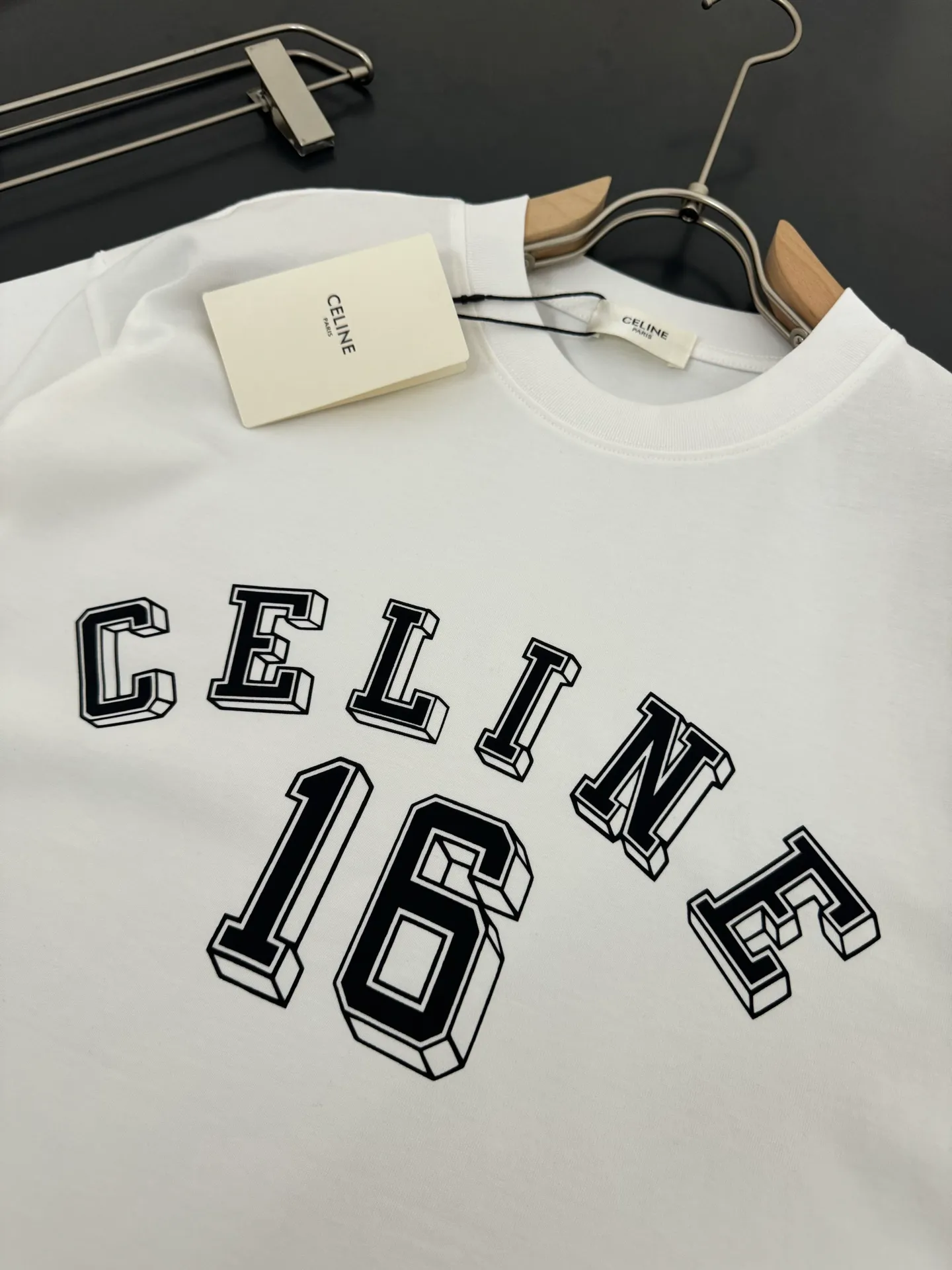 🅿️200 CELINE* Celine* 320g heavyweight pure cotton T-shirt with loose fit and three-dimensional printed logo design. Spring and summer new round neck fashionable short-sleeved T-shirt. Comfortable against the skin, durable and easy to wear. Meticulous original craftsmanship, a must-have for casual and versatile colors. Color: white, black, rose. Size: S M L XL XXL