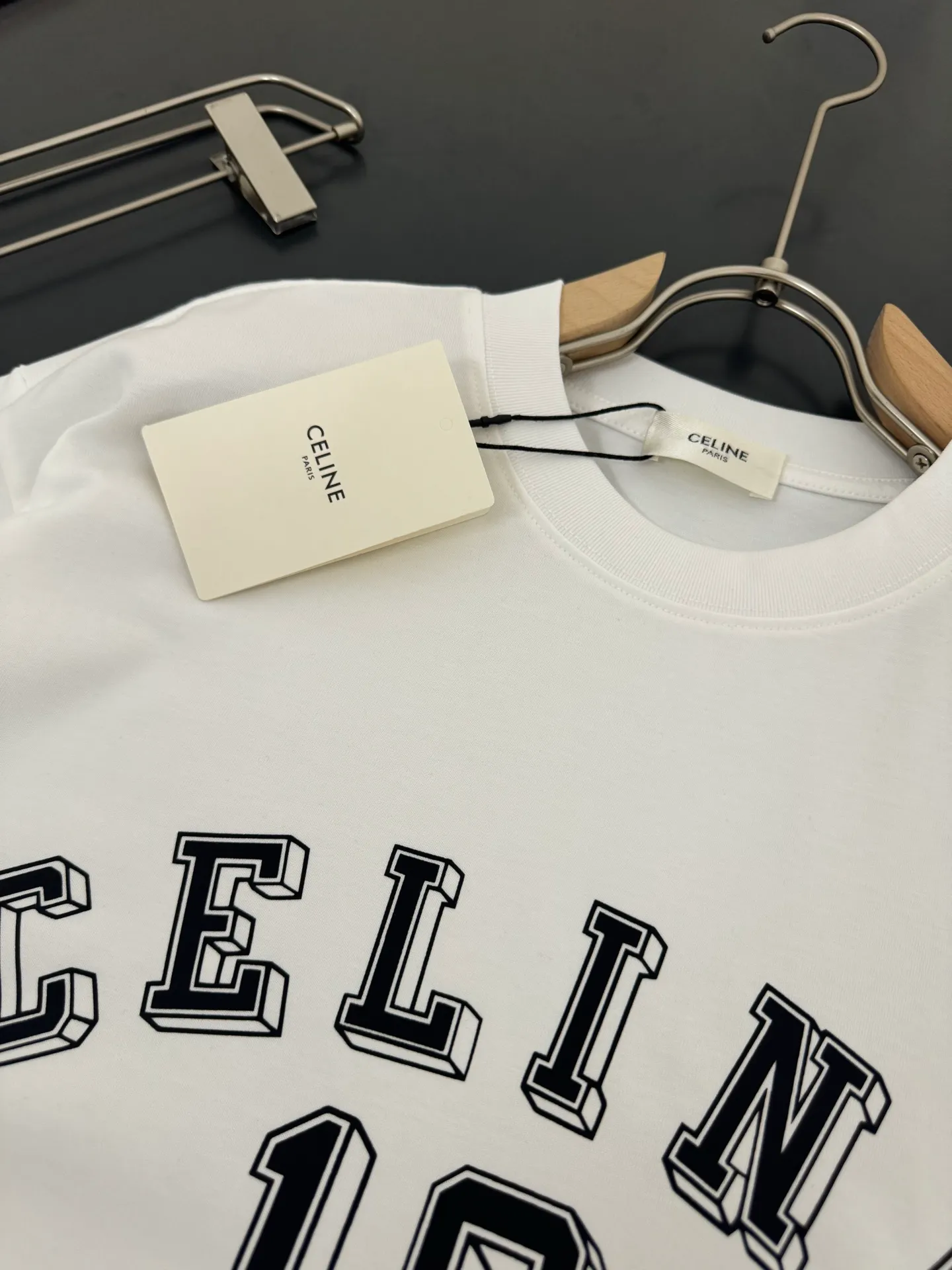 🅿️200 CELINE* Celine* 320g heavyweight pure cotton T-shirt with loose fit and three-dimensional printed logo design. Spring and summer new round neck fashionable short-sleeved T-shirt. Comfortable against the skin, durable and easy to wear. Meticulous original craftsmanship, a must-have for casual and versatile colors. Color: white, black, rose. Size: S M L XL XXL