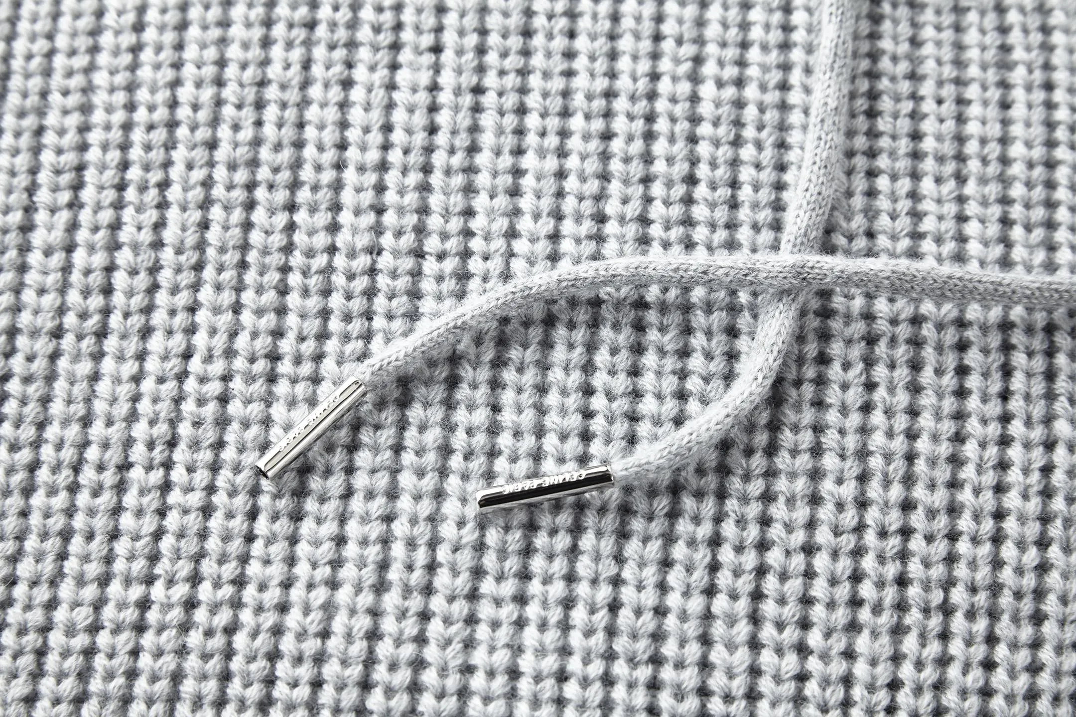 🅿️500 [Exclusive supply] Celine Arc de Triomphe embroidered logo hooded sweater. The original purchase was purchased for 12,500 and developed. The fabric is made of 55 merino wool yarn and cotton yarn. The finished product woven from this fabric has a three-dimensional shape, a soft hand feel, and no binding on the upper body. The hat rope tail clip adopts electroplating engraving process to restore the brand logo. The embroidery uses towel embroidery technology and uses cashmere yarn to restore the original 1:1 details. Garment washing removes impurities from the wool surface - adding hand feel - and fixing the fit. TRIOMPHE embroidered loose fit, hood with adjustable drawstring, metal hoop engraved with CELINE PARIS, 1 kangaroo pocket with ribbed trim. Size:S-M-L-XL