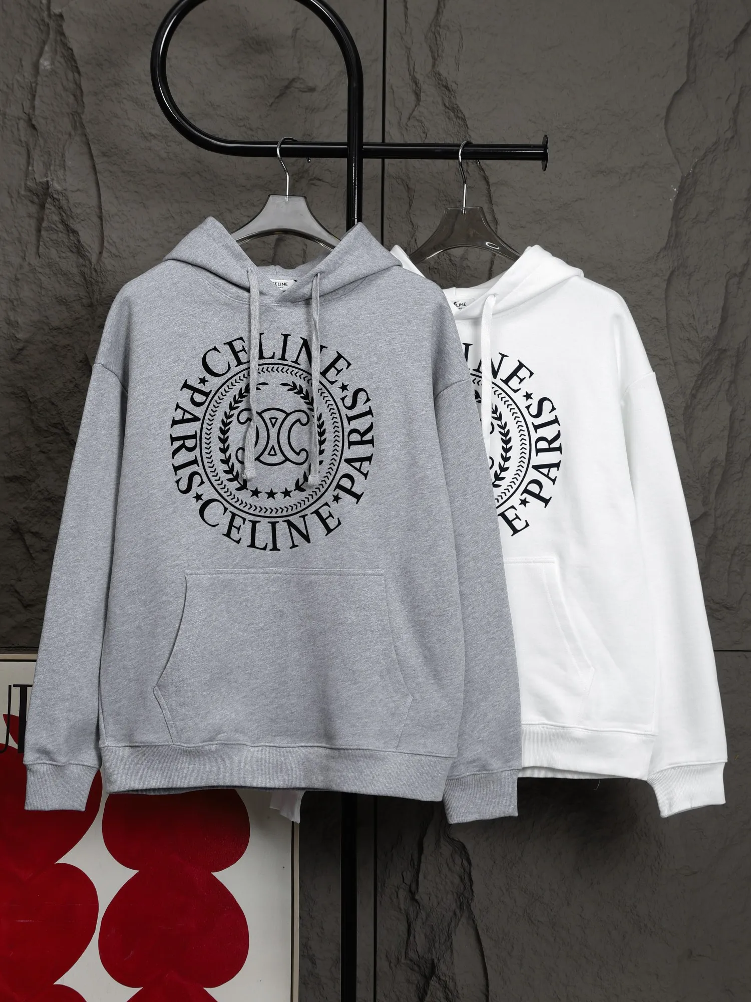 🅿️320 High Quality New Selin Hooded Sweatshirt Style No. B30 * Made of 450 custom-woven and dyed high-gram weight tripe pure cotton sweatshirt fabric. The fabric feels thick and has a certain sense of self-weight. The bottom has a dense and rough terry texture. It is close to the skin and has excellent warmth retention. You will not feel any discomfort at all! *The color on the front chest is clear, with Selling's obvious logo added, and the lines are smooth and smooth without falling off and deforming when washed *This design is based on classics and simply and clearly shows the brand's high-end luxury identity. Same style for men and women 𝐂𝐎𝐋𝐎𝐔𝐑: black, white 𝐒𝐈𝐙𝐄: S- xl