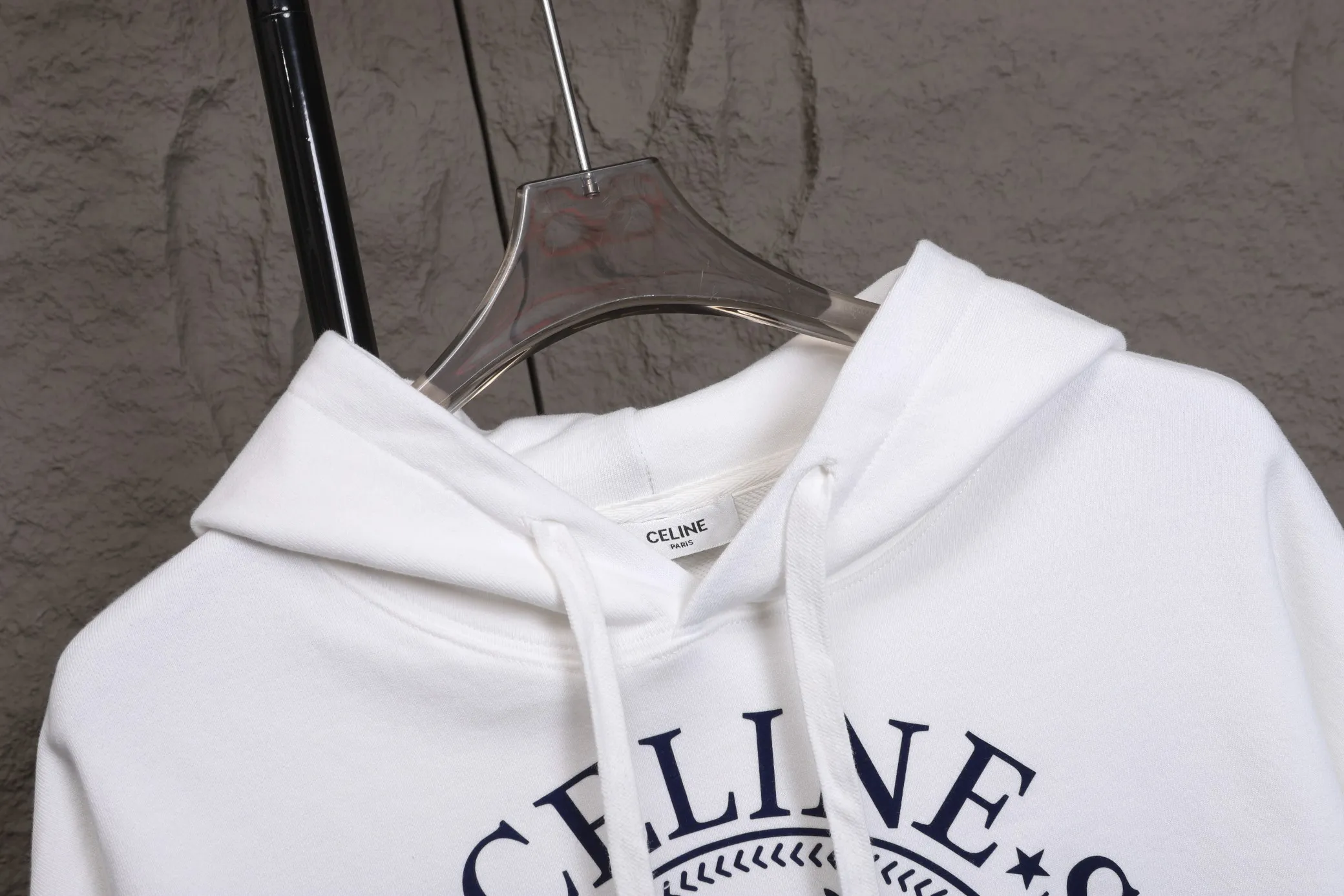 🅿️320 High Quality New Selin Hooded Sweatshirt Style No. B30 * Made of 450 custom-woven and dyed high-gram weight tripe pure cotton sweatshirt fabric. The fabric feels thick and has a certain sense of self-weight. The bottom has a dense and rough terry texture. It is close to the skin and has excellent warmth retention. You will not feel any discomfort at all! *The color on the front chest is clear, with Selling's obvious logo added, and the lines are smooth and smooth without falling off and deforming when washed *This design is based on classics and simply and clearly shows the brand's high-end luxury identity. Same style for men and women 𝐂𝐎𝐋𝐎𝐔𝐑: black, white 𝐒𝐈𝐙𝐄: S- xl