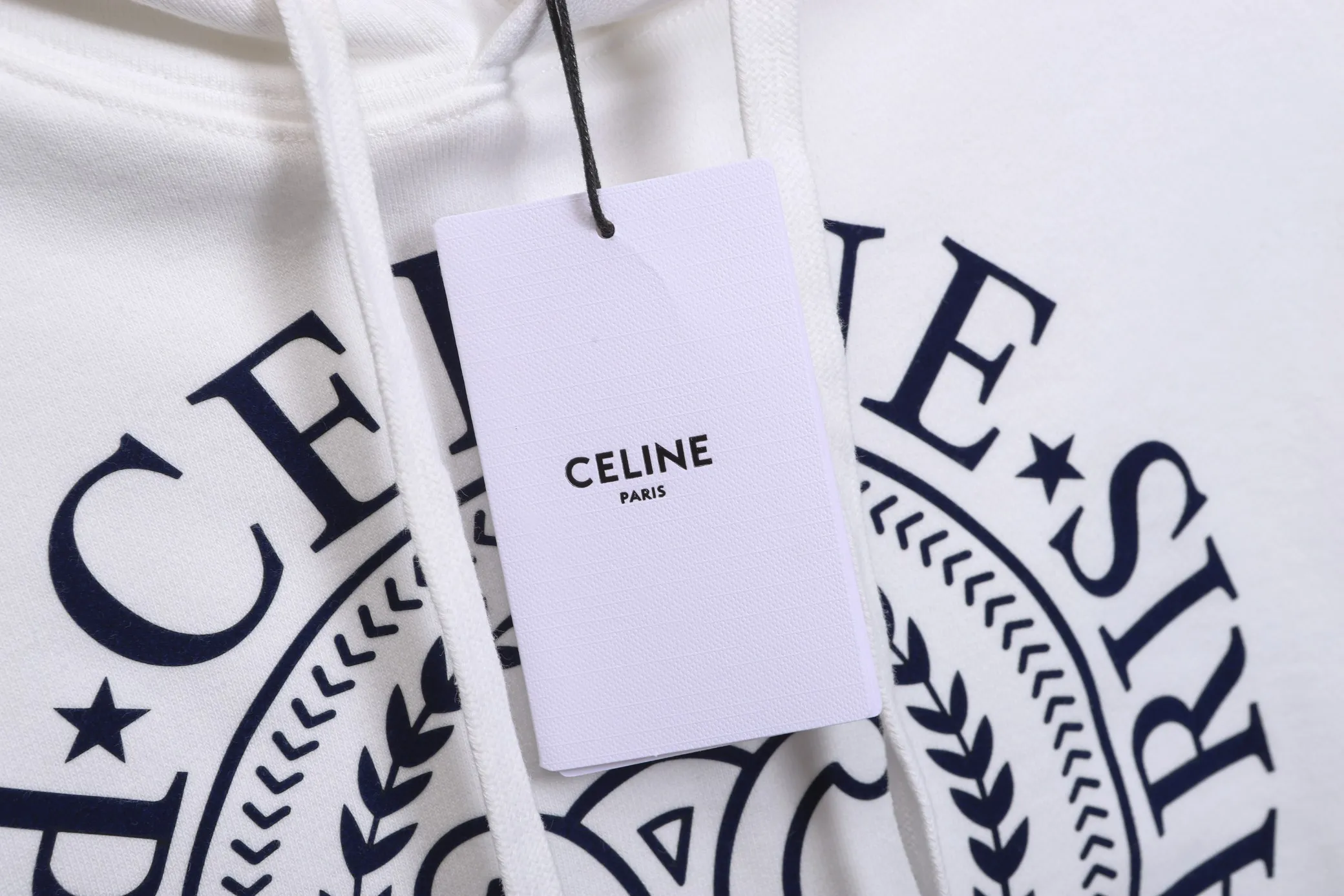 🅿️320 High Quality New Selin Hooded Sweatshirt Style No. B30 * Made of 450 custom-woven and dyed high-gram weight tripe pure cotton sweatshirt fabric. The fabric feels thick and has a certain sense of self-weight. The bottom has a dense and rough terry texture. It is close to the skin and has excellent warmth retention. You will not feel any discomfort at all! *The color on the front chest is clear, with Selling's obvious logo added, and the lines are smooth and smooth without falling off and deforming when washed *This design is based on classics and simply and clearly shows the brand's high-end luxury identity. Same style for men and women 𝐂𝐎𝐋𝐎𝐔𝐑: black, white 𝐒𝐈𝐙𝐄: S- xl