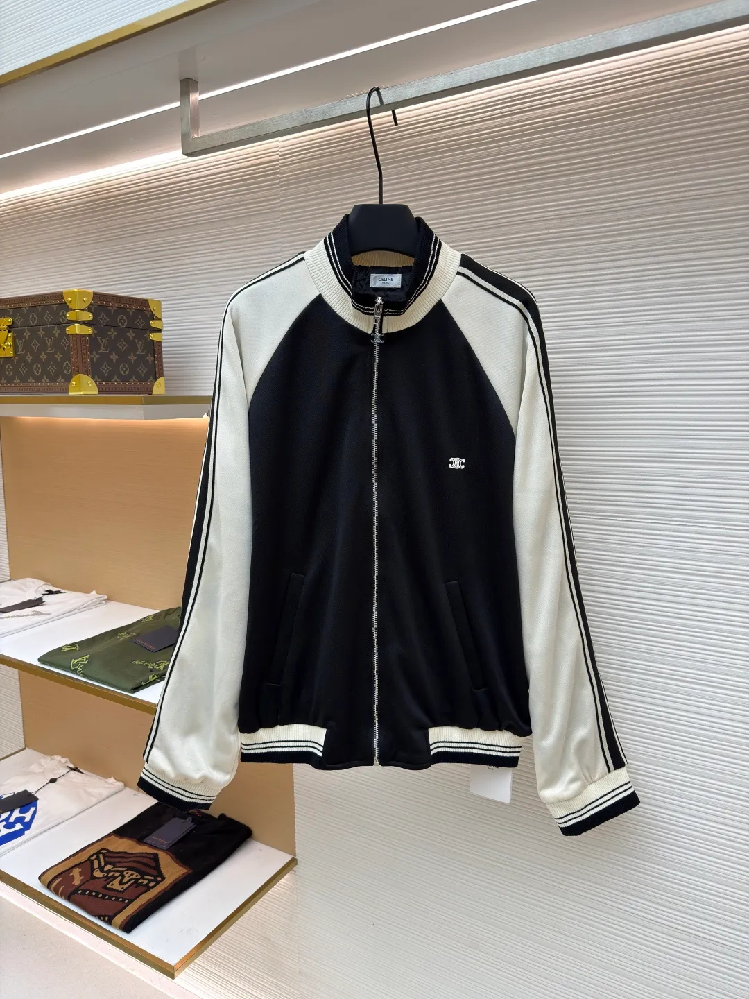 Celine Arc de Triomphe embroidered jacket ●Original version: purchased and developed for 14,000 ●Item number: 1680917-B25 ●Material: Qimeng double-sided satin fabric ●Technology: Imported machine embroidery production ●Version: Fitted version ●Weight: about 720 grams ●Size: S-M-L-XL ●Description: Customized Qimeng double-sided satin, delicate and smooth, as if caressing the early morning dew, comfortable and close to the skin The iconic CELINE Arc de Triomphe embroidery is embellished and decorated with contrasting ribbons for sublimation. Black and off-white collide ingeniously to enhance the visual impact. Simple yet stylish, fashion and comfort coexist, playing the forefront of fashion and unlocking a new youthful attitude. Adopt imported machine embroidery technology, use advanced computer control systems and precision mechanical components to achieve Arc de Triomphe embroidery with high precision and smooth and delicate lines. The fabrics have been washed to give them a better feel and texture. They are not easy to deform, shrink or fade, and maintain their long-lasting beauty. The overall wiring is straight and delicate, the fabric is comfortable and soft, and the color is consistent without color difference. It can be matched with the same style to create a fashionable look and control various occasions. Customized accessories, complete with three standards, same style for men and women!