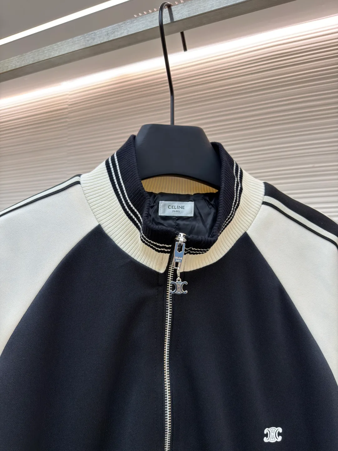 Celine Arc de Triomphe embroidered jacket ●Original version: purchased and developed for 14,000 ●Item number: 1680917-B25 ●Material: Qimeng double-sided satin fabric ●Technology: Imported machine embroidery production ●Version: Fitted version ●Weight: about 720 grams ●Size: S-M-L-XL ●Description: Customized Qimeng double-sided satin, delicate and smooth, as if caressing the early morning dew, comfortable and close to the skin The iconic CELINE Arc de Triomphe embroidery is embellished and decorated with contrasting ribbons for sublimation. Black and off-white collide ingeniously to enhance the visual impact. Simple yet stylish, fashion and comfort coexist, playing the forefront of fashion and unlocking a new youthful attitude. Adopt imported machine embroidery technology, use advanced computer control systems and precision mechanical components to achieve Arc de Triomphe embroidery with high precision and smooth and delicate lines. The fabrics have been washed to give them a better feel and texture. They are not easy to deform, shrink or fade, and maintain their long-lasting beauty. The overall wiring is straight and delicate, the fabric is comfortable and soft, and the color is consistent without color difference. It can be matched with the same style to create a fashionable look and control various occasions. Customized accessories, complete with three standards, same style for men and women!
