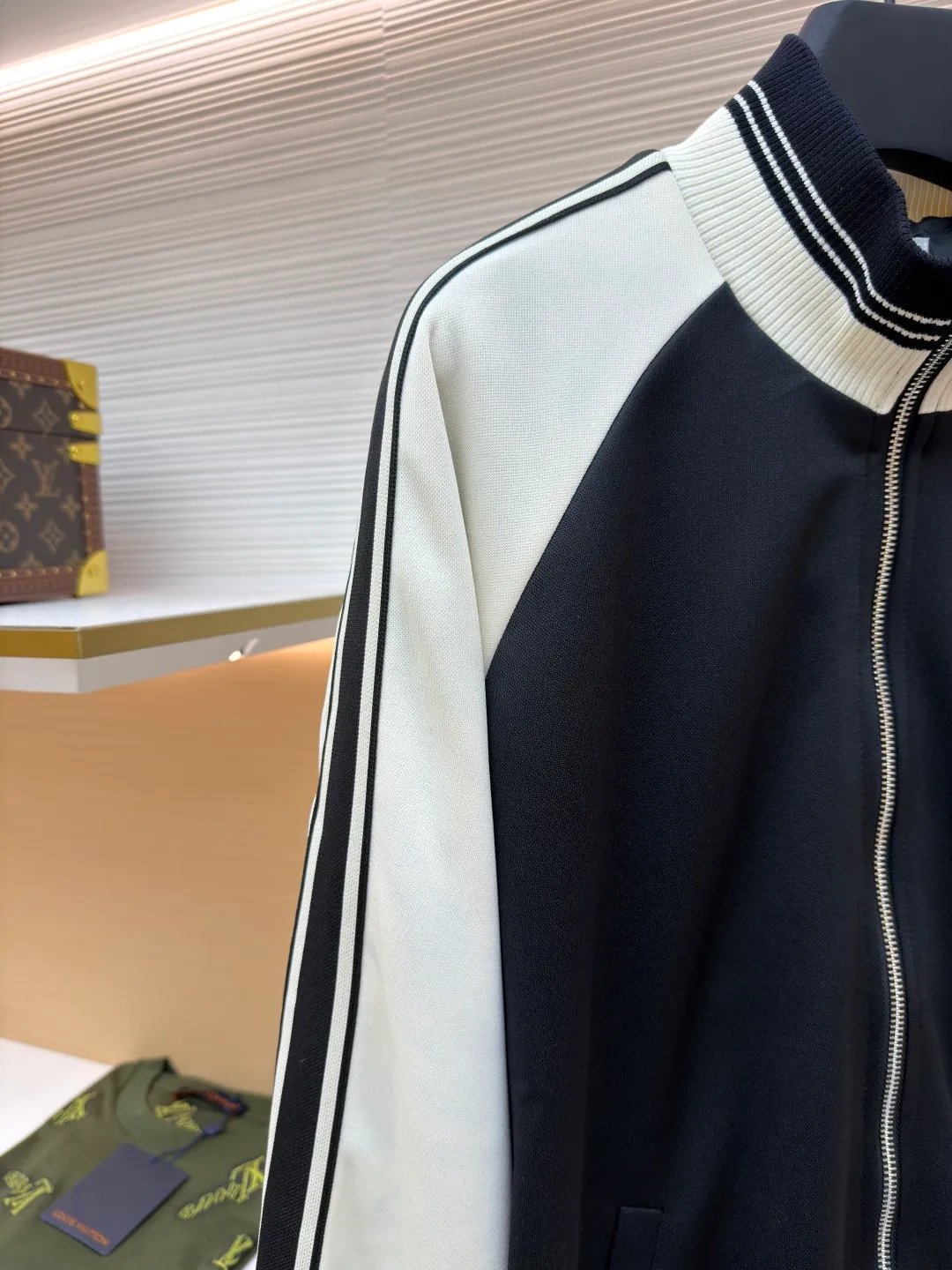 Celine Arc de Triomphe embroidered jacket ●Original version: purchased and developed for 14,000 ●Item number: 1680917-B25 ●Material: Qimeng double-sided satin fabric ●Technology: Imported machine embroidery production ●Version: Fitted version ●Weight: about 720 grams ●Size: S-M-L-XL ●Description: Customized Qimeng double-sided satin, delicate and smooth, as if caressing the early morning dew, comfortable and close to the skin The iconic CELINE Arc de Triomphe embroidery is embellished and decorated with contrasting ribbons for sublimation. Black and off-white collide ingeniously to enhance the visual impact. Simple yet stylish, fashion and comfort coexist, playing the forefront of fashion and unlocking a new youthful attitude. Adopt imported machine embroidery technology, use advanced computer control systems and precision mechanical components to achieve Arc de Triomphe embroidery with high precision and smooth and delicate lines. The fabrics have been washed to give them a better feel and texture. They are not easy to deform, shrink or fade, and maintain their long-lasting beauty. The overall wiring is straight and delicate, the fabric is comfortable and soft, and the color is consistent without color difference. It can be matched with the same style to create a fashionable look and control various occasions. Customized accessories, complete with three standards, same style for men and women!