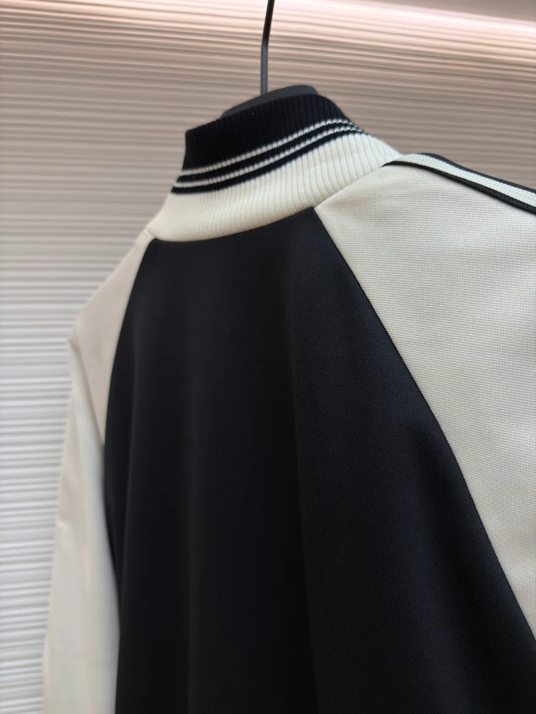 Celine Arc de Triomphe embroidered jacket ●Original version: purchased and developed for 14,000 ●Item number: 1680917-B25 ●Material: Qimeng double-sided satin fabric ●Technology: Imported machine embroidery production ●Version: Fitted version ●Weight: about 720 grams ●Size: S-M-L-XL ●Description: Customized Qimeng double-sided satin, delicate and smooth, as if caressing the early morning dew, comfortable and close to the skin The iconic CELINE Arc de Triomphe embroidery is embellished and decorated with contrasting ribbons for sublimation. Black and off-white collide ingeniously to enhance the visual impact. Simple yet stylish, fashion and comfort coexist, playing the forefront of fashion and unlocking a new youthful attitude. Adopt imported machine embroidery technology, use advanced computer control systems and precision mechanical components to achieve Arc de Triomphe embroidery with high precision and smooth and delicate lines. The fabrics have been washed to give them a better feel and texture. They are not easy to deform, shrink or fade, and maintain their long-lasting beauty. The overall wiring is straight and delicate, the fabric is comfortable and soft, and the color is consistent without color difference. It can be matched with the same style to create a fashionable look and control various occasions. Customized accessories, complete with three standards, same style for men and women!