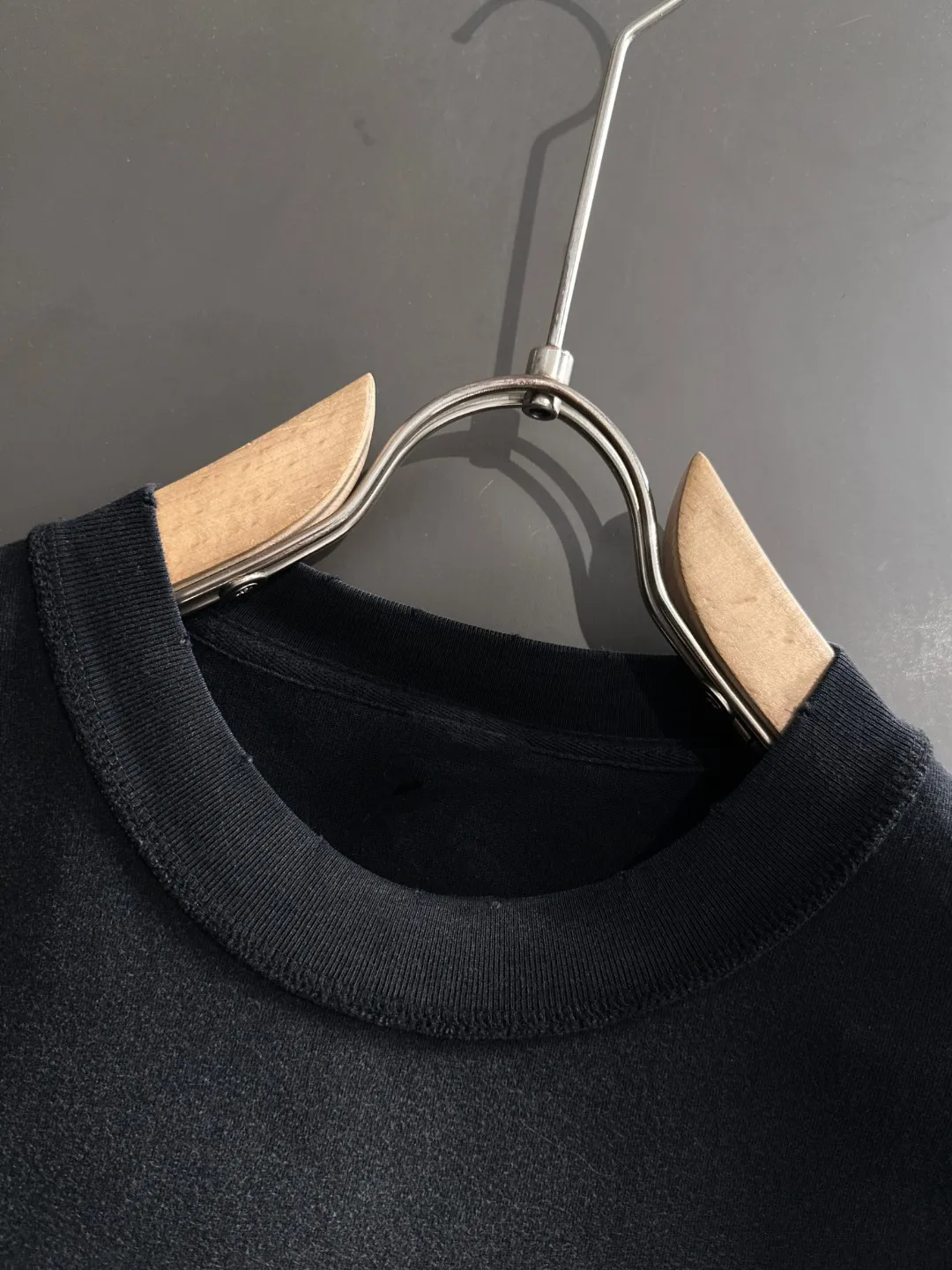 🅿️270 shipped next day. High quality Celine/Celine 2025 spring and summer new men's batik washed short-sleeved T-shirt. Made of combed heavy weight washed double yarn fabric. The high-strength fabric feels full of weight when weighed. The upper body is also more textured than ordinary T-shirts and is not easy to deform. This texture can cope with the weather. It is sweat-absorbent and breathable, suitable for both hot and cold! Perfectly produced with reference to the original stitch and stitch! Loose fit design, looks noble. Sizes: S to XXL
